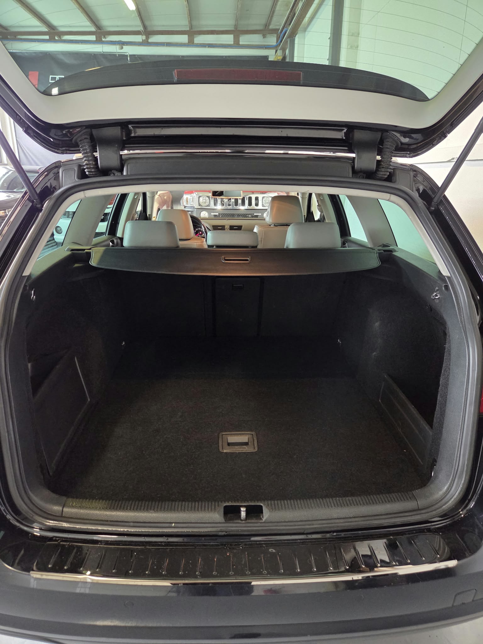 VW Passat Variant 2.0 TDI R-Line 4Motion *Stock Valais*-image-13