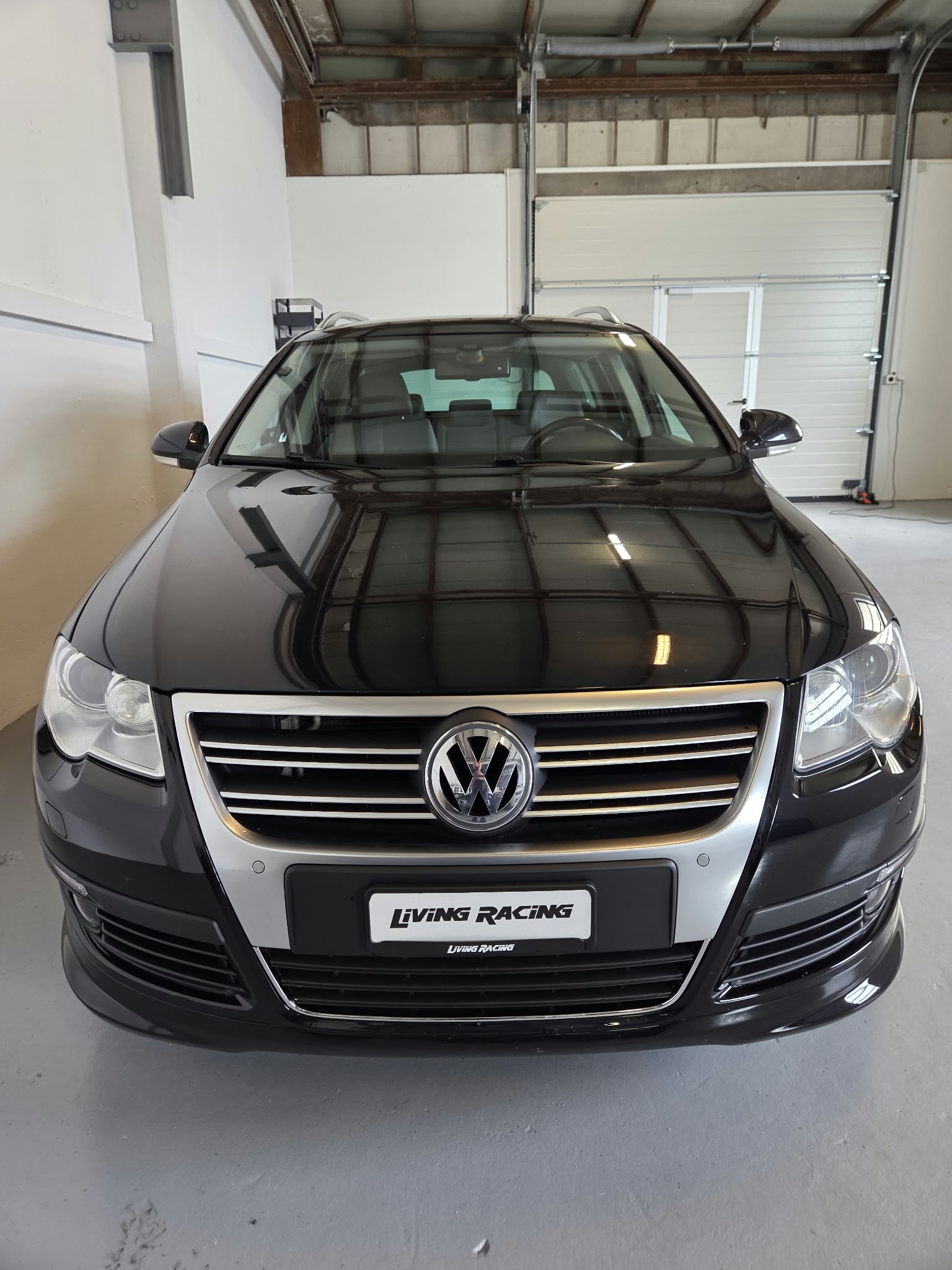VW Passat Variant 2.0 TDI R-Line 4Motion *Stock Valais*-image-4