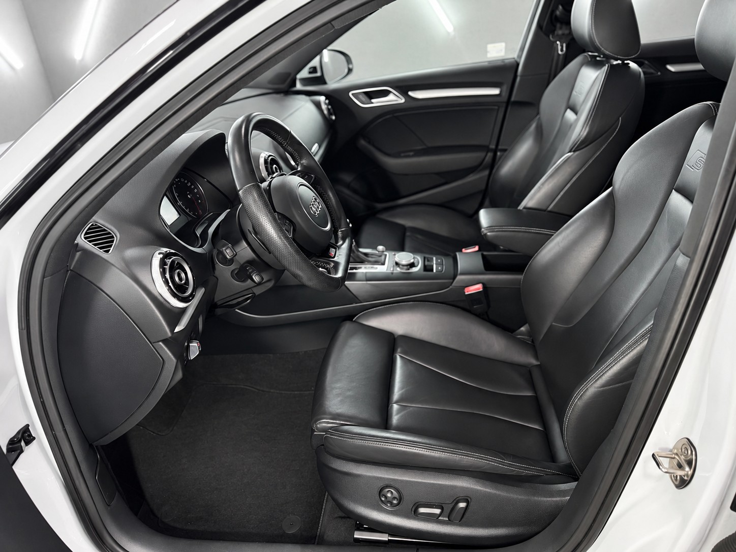 AUDI A3 Sportback 2.0 TDI Attraction quattro S-tronic-image-6