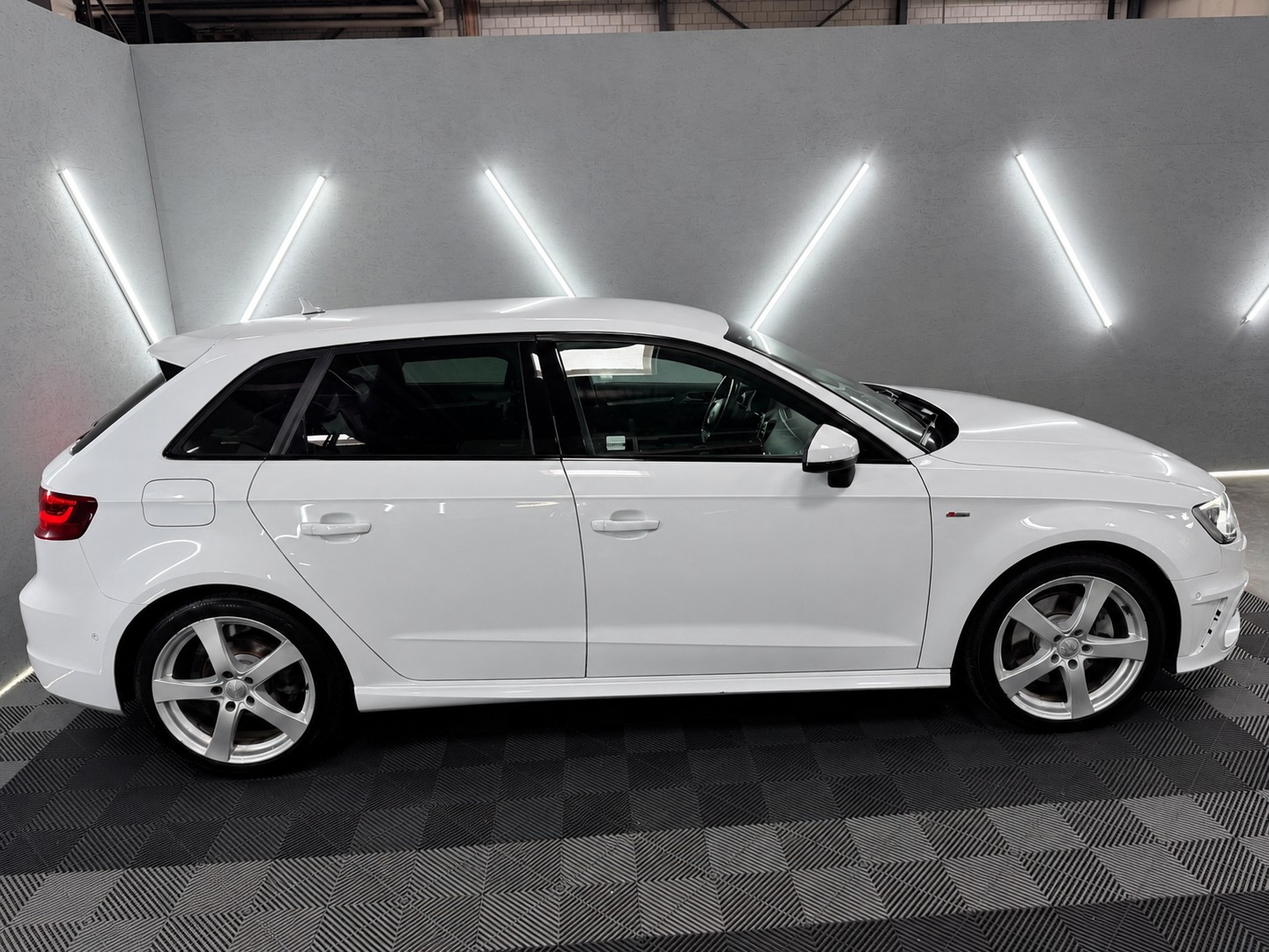 AUDI A3 Sportback 2.0 TDI Attraction quattro S-tronic-image-2