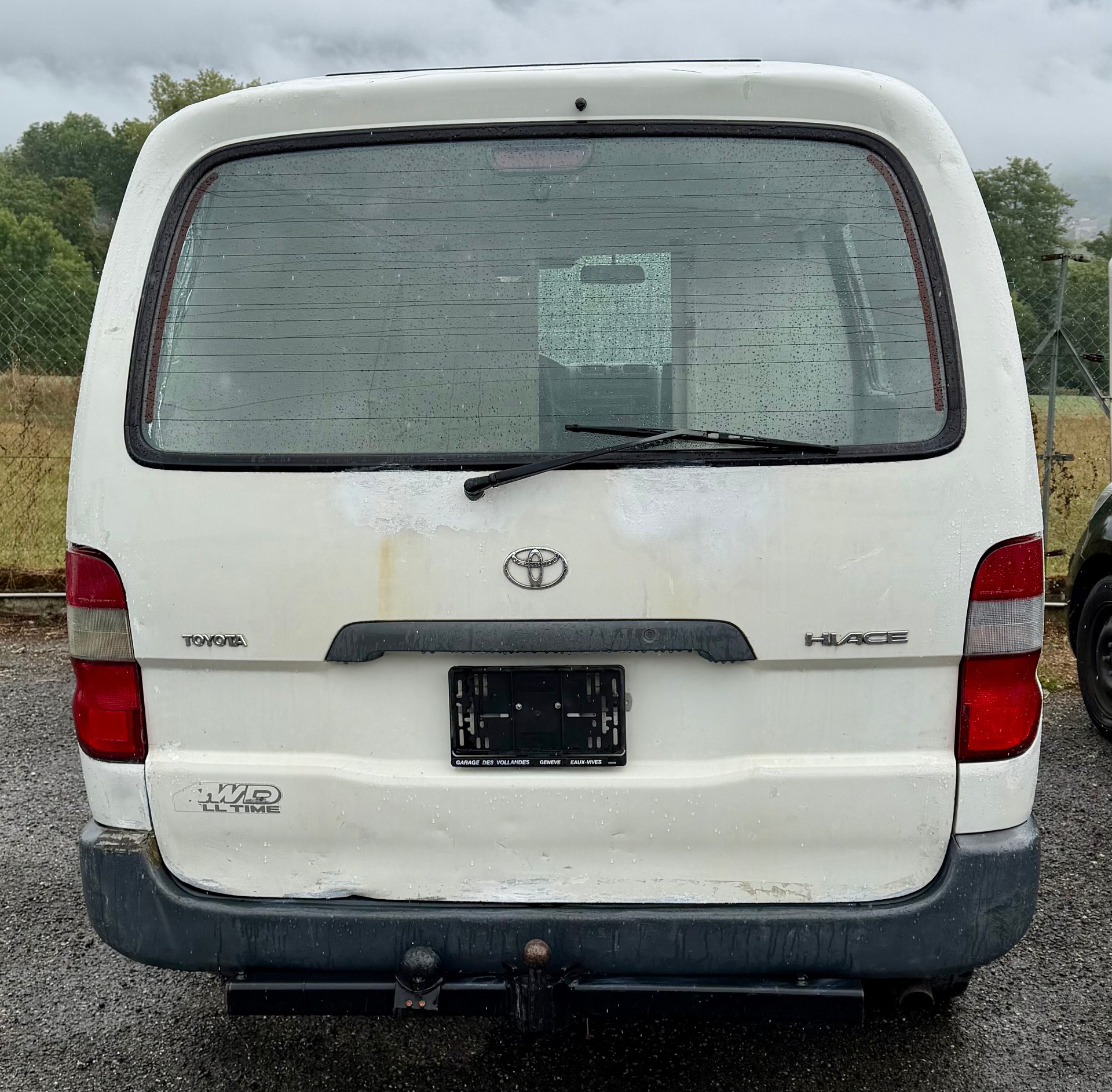 TOYOTA HI-ACE-image-1