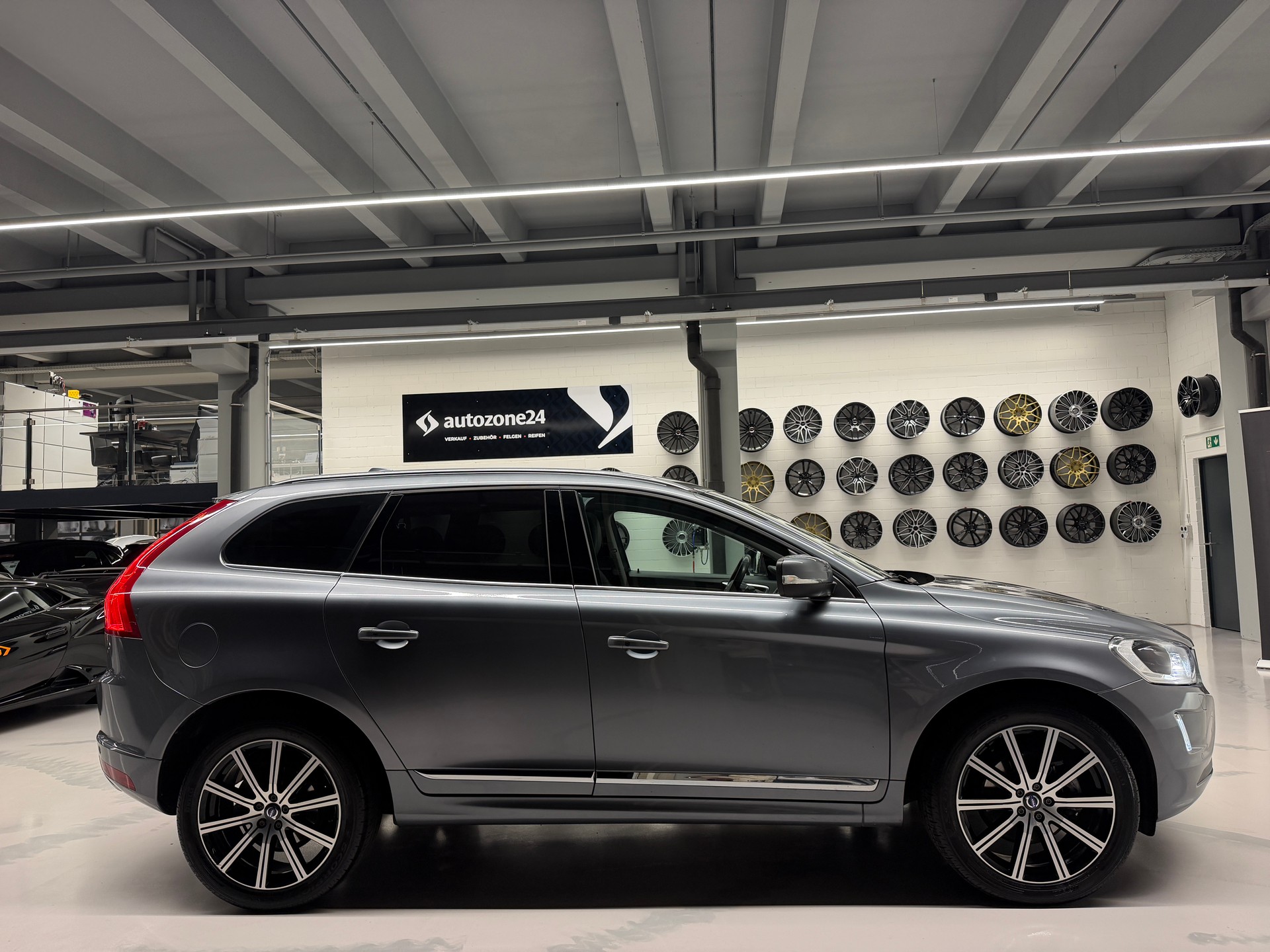 VOLVO XC60 2.4 D5 Summum AWD S/S *CH-Auto*Gratis Service*Garantie*Lückenlose Servicehistorie*-image-5