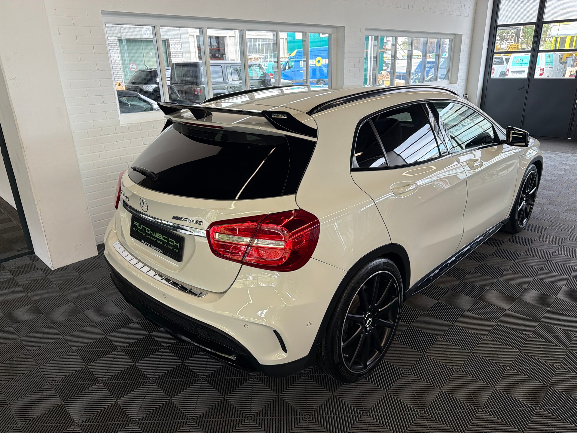 MERCEDES-BENZ GLA 45 AMG 4Matic 7G-DCT-image-2
