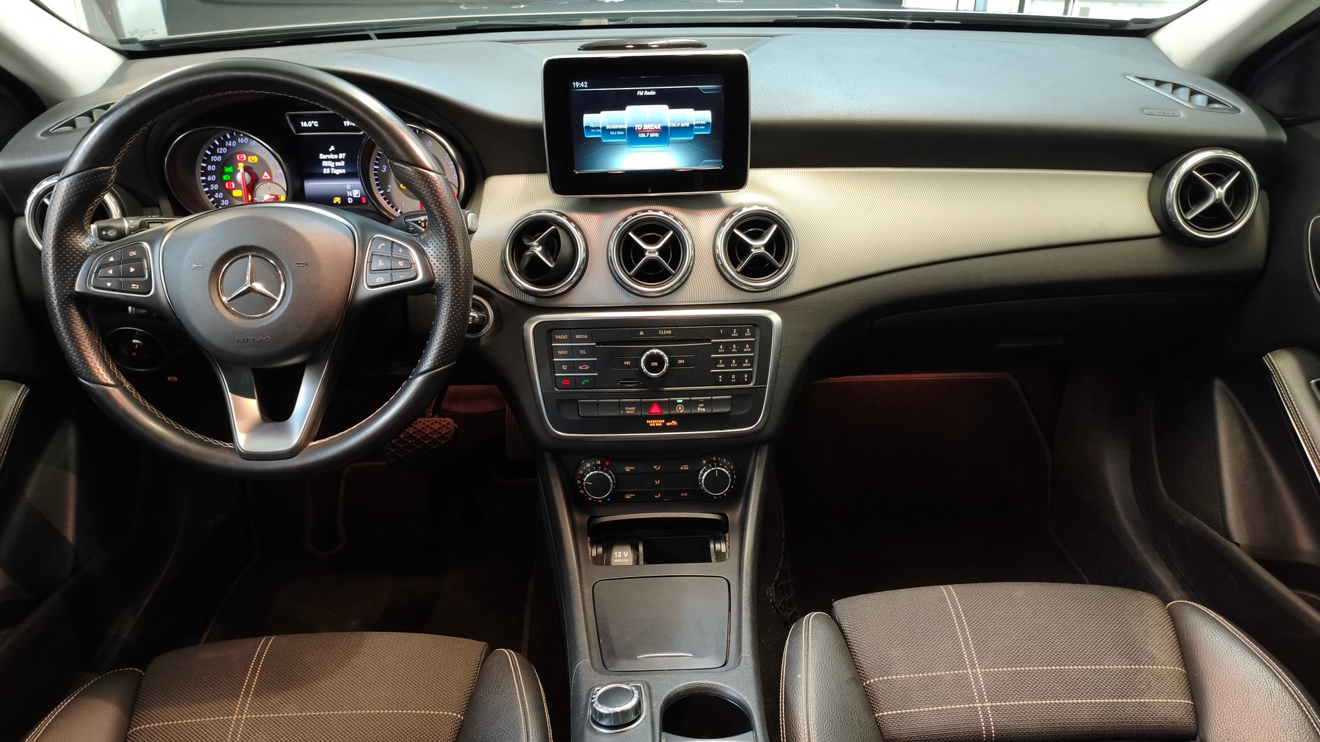 MERCEDES-BENZ GLA 200 Night Star 7G-DCT-image-4