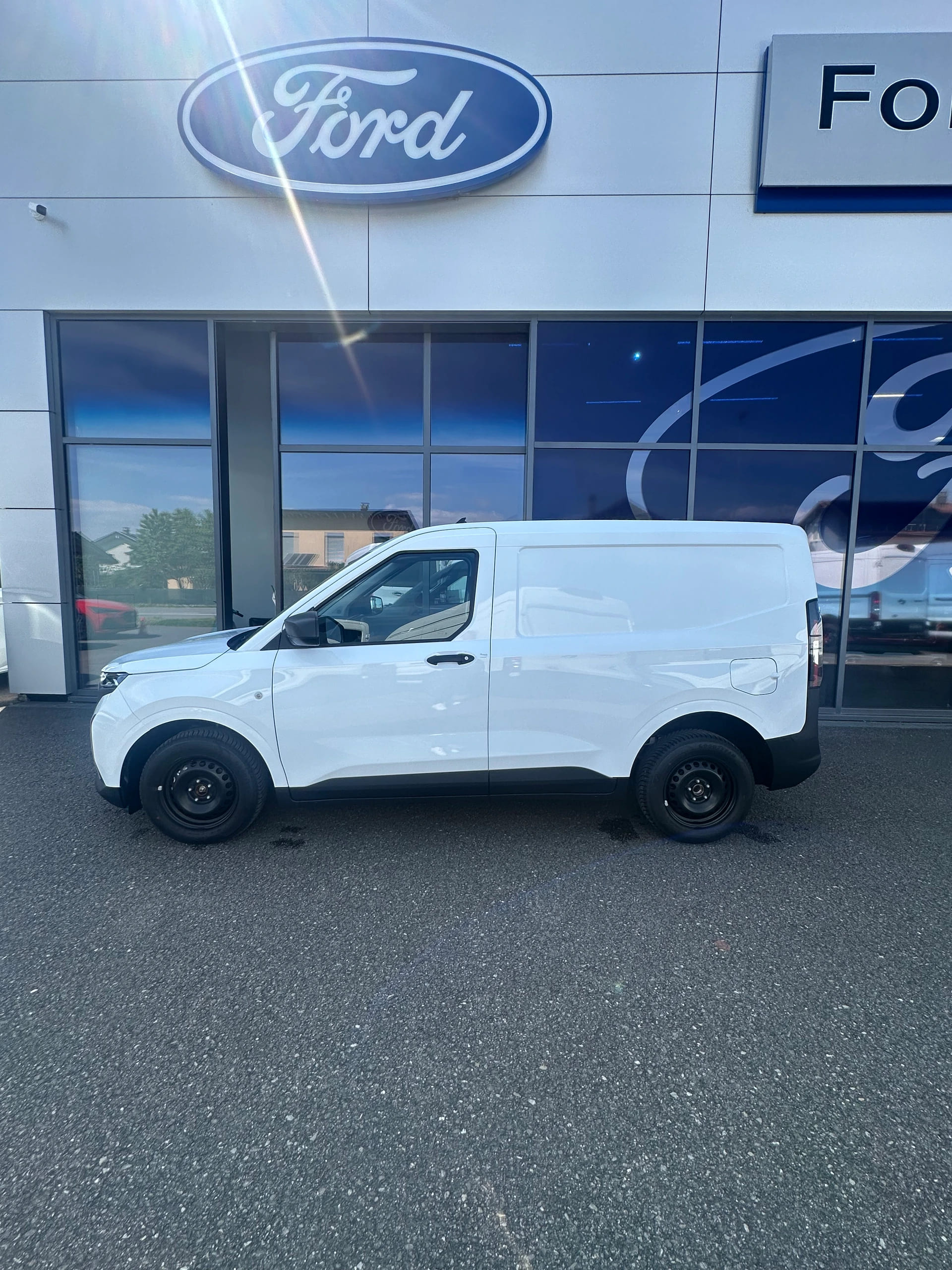 FORD Transit Courier van 1.5 EcoBlu Trend/100CV/Man.-image-2
