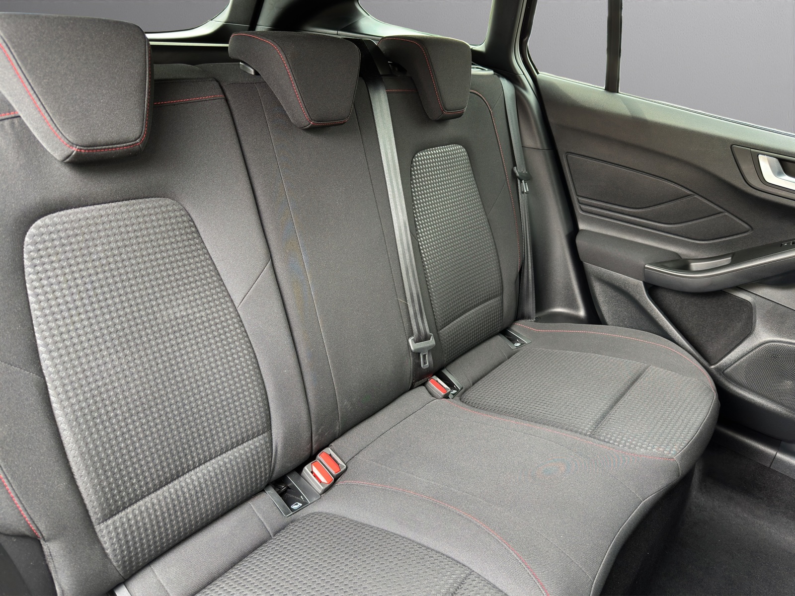 FORD Focus Station Wagon 1.0i EcoB Hybrid 155 ST-Line-image-12