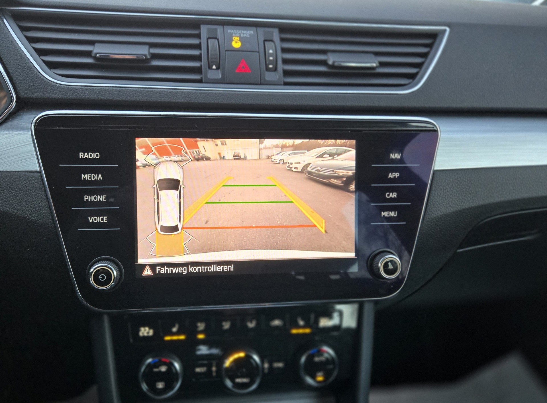 SKODA Superb Combi 2.0 TDi Ambition DSG-image-10