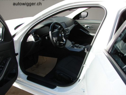 BMW 320d xDrive 48V Touring-image-11