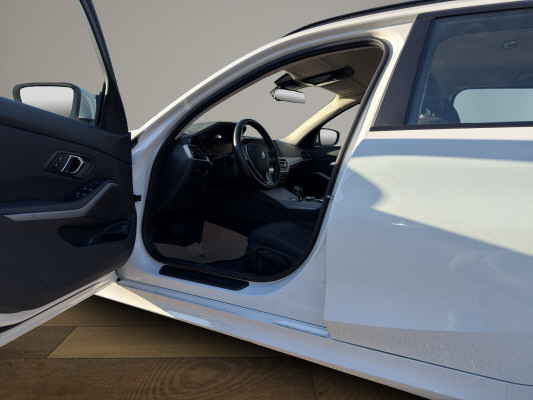 BMW 320d xDrive 48V Touring-image-9