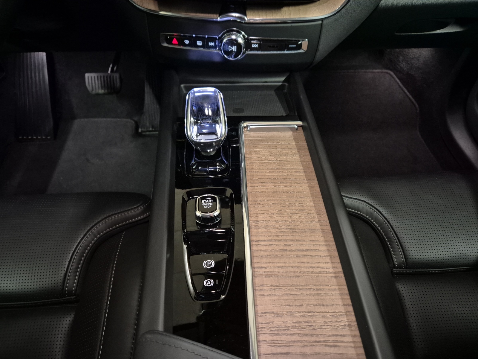 VOLVO XC60 2.0 T8 TE Plus Dark eAWD-image-13