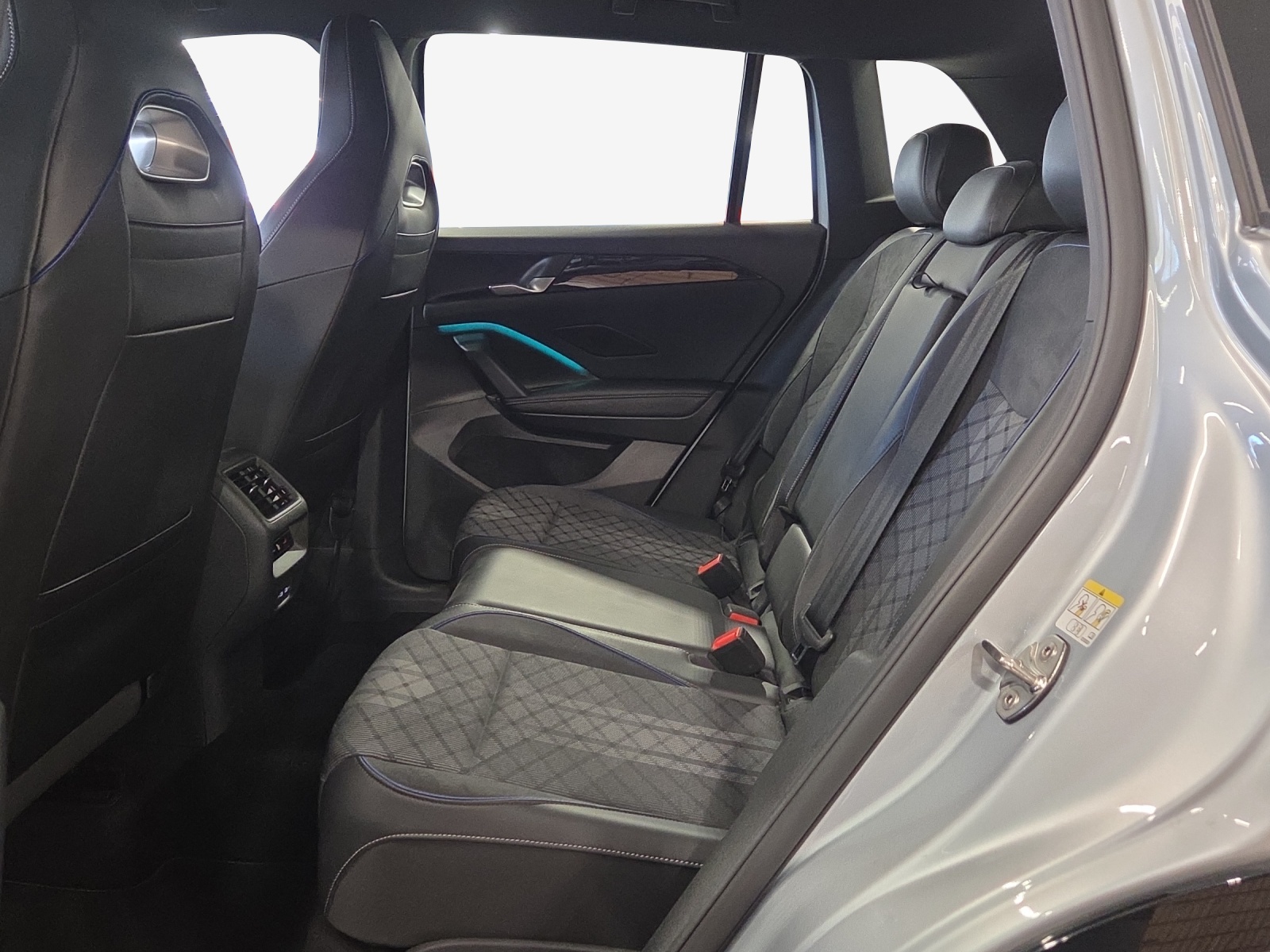 VW Tiguan 2.0 TDI SCR R-Line 4Motion DSG-image-11