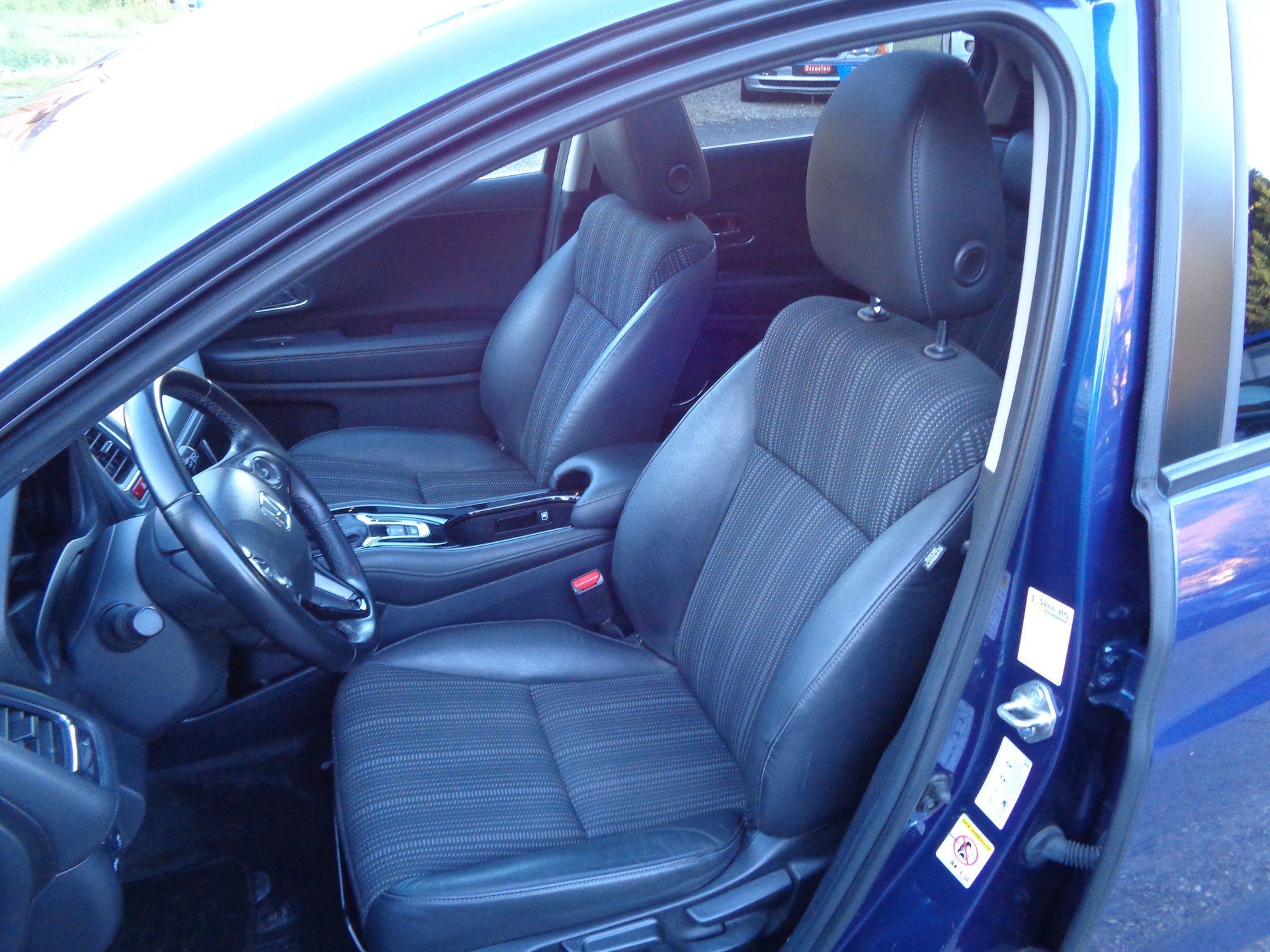 HONDA HR-V 1.6i-DTEC Executive-image-9