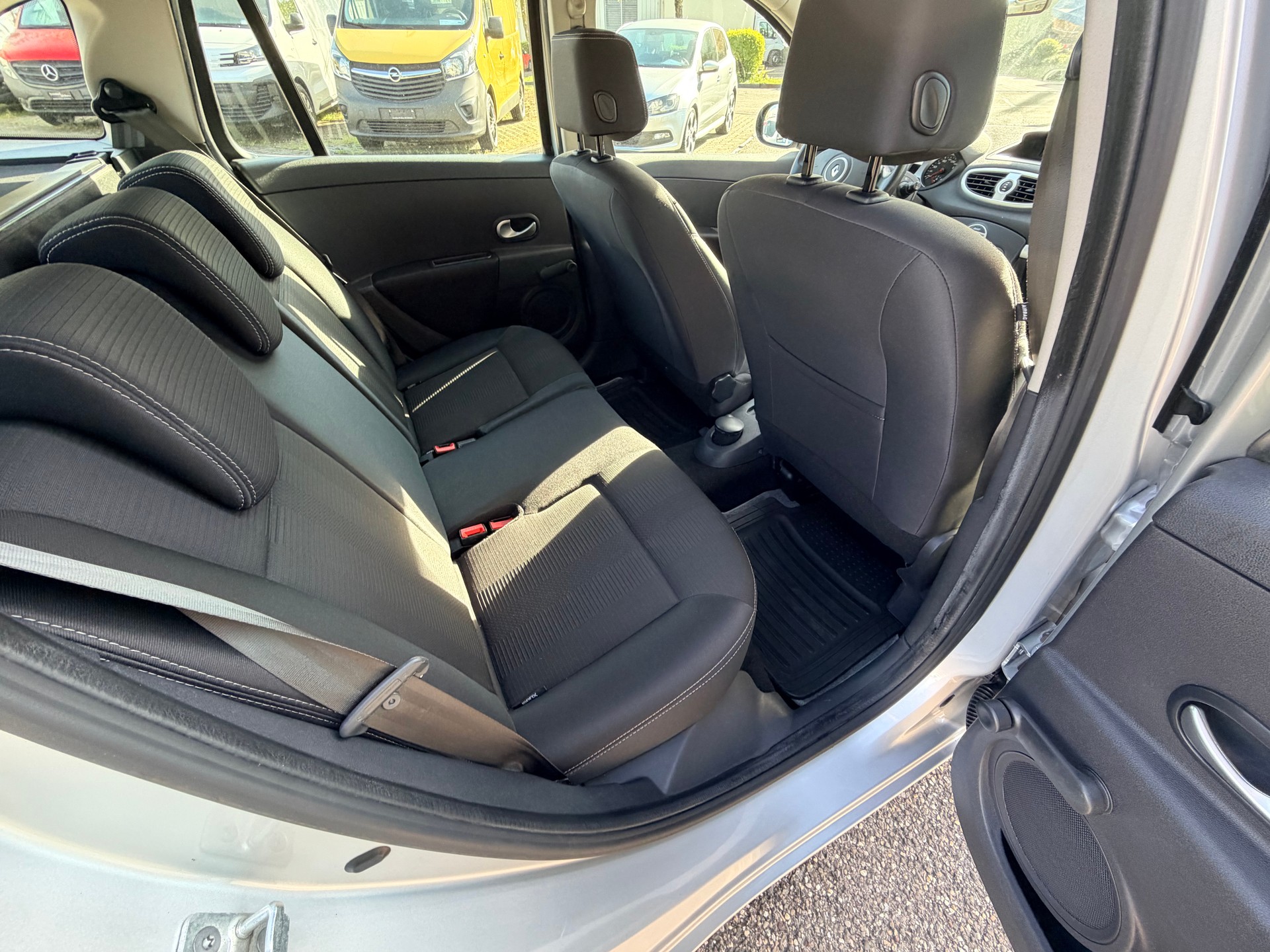 RENAULT Clio Grandtour 1.6 16V Dynamique Automatic-image-10