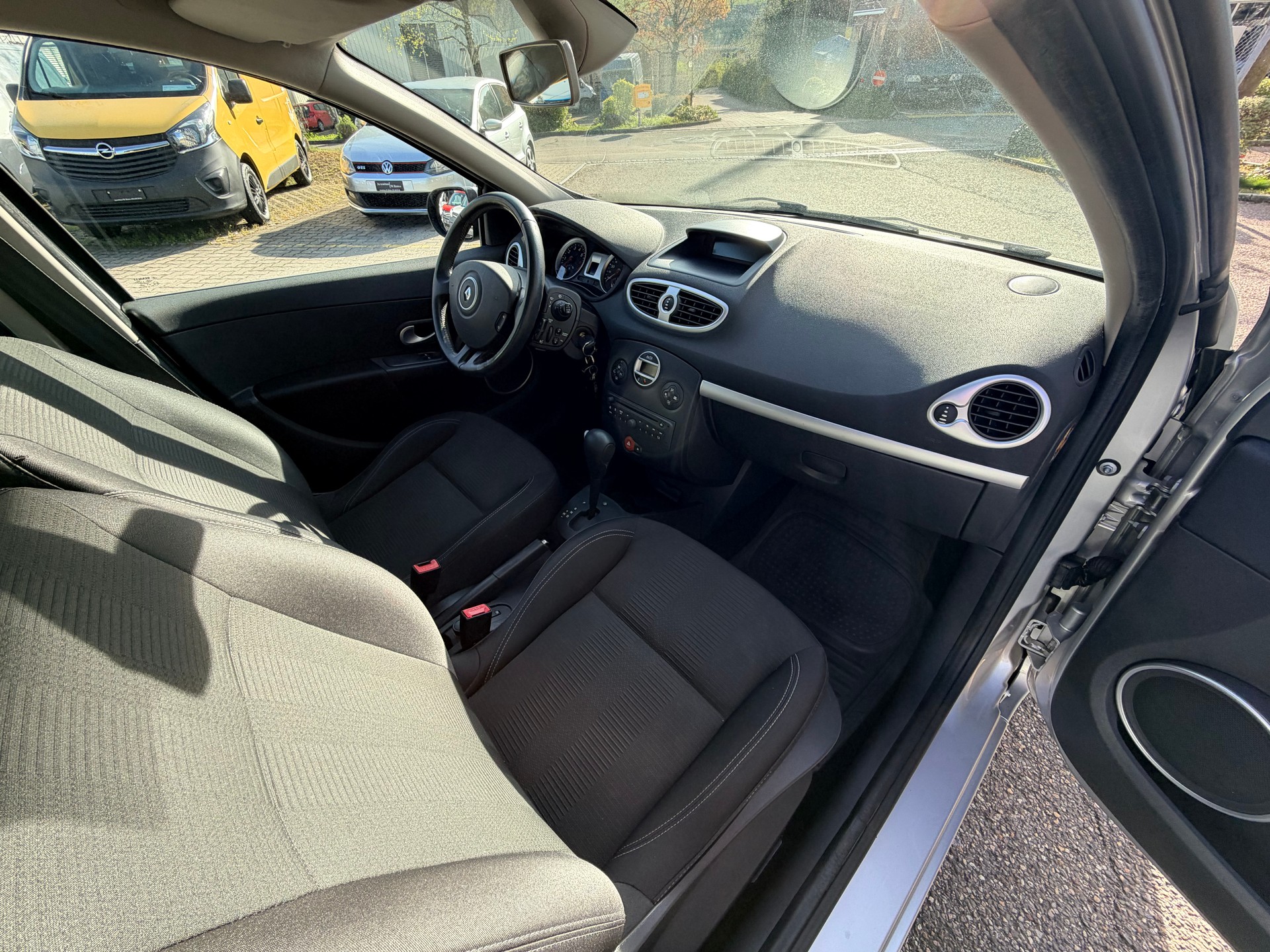 RENAULT Clio Grandtour 1.6 16V Dynamique Automatic-image-9