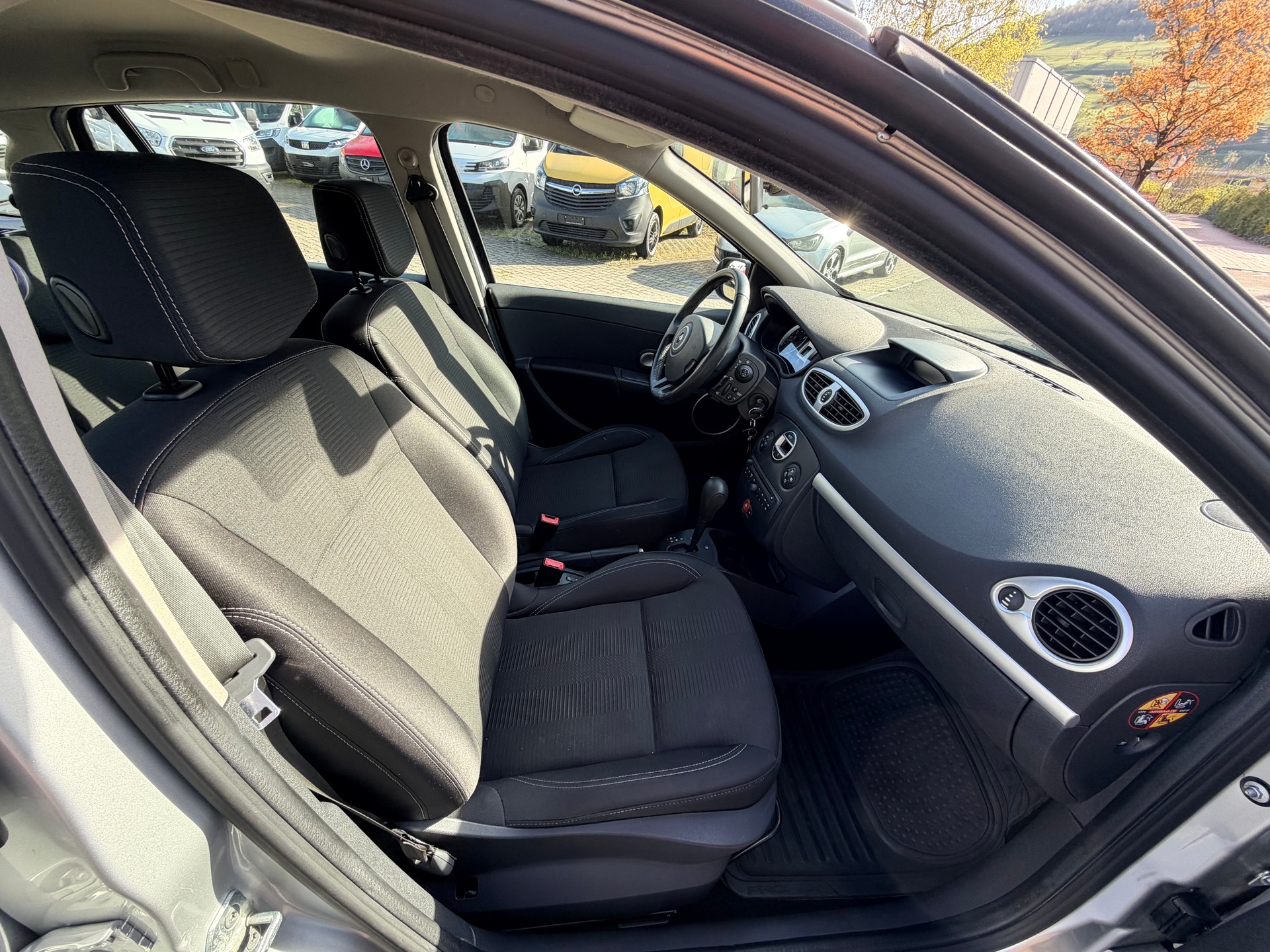 RENAULT Clio Grandtour 1.6 16V Dynamique Automatic-image-8
