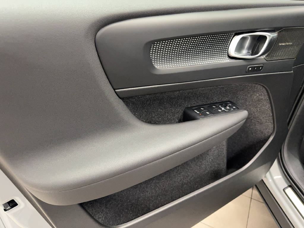 VOLVO XC40 2.0 B4 MH Ultra Dark-image-9