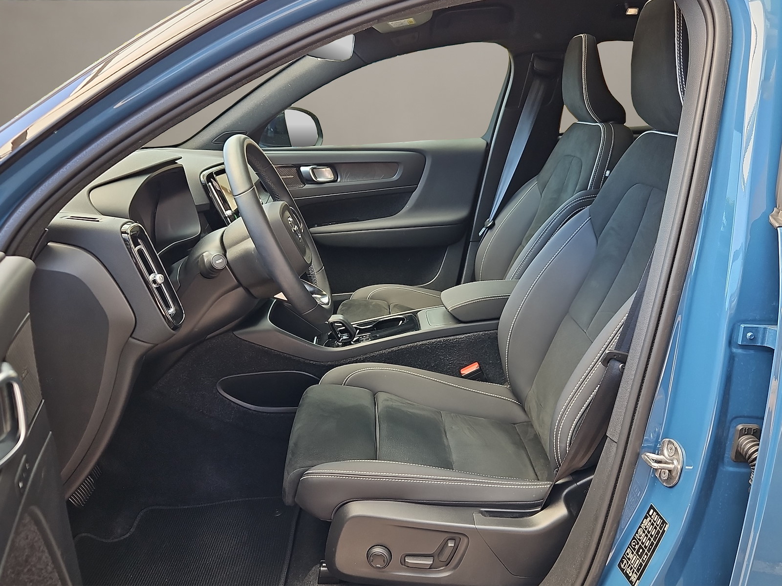 VOLVO C40 Recharge Twin-image-9