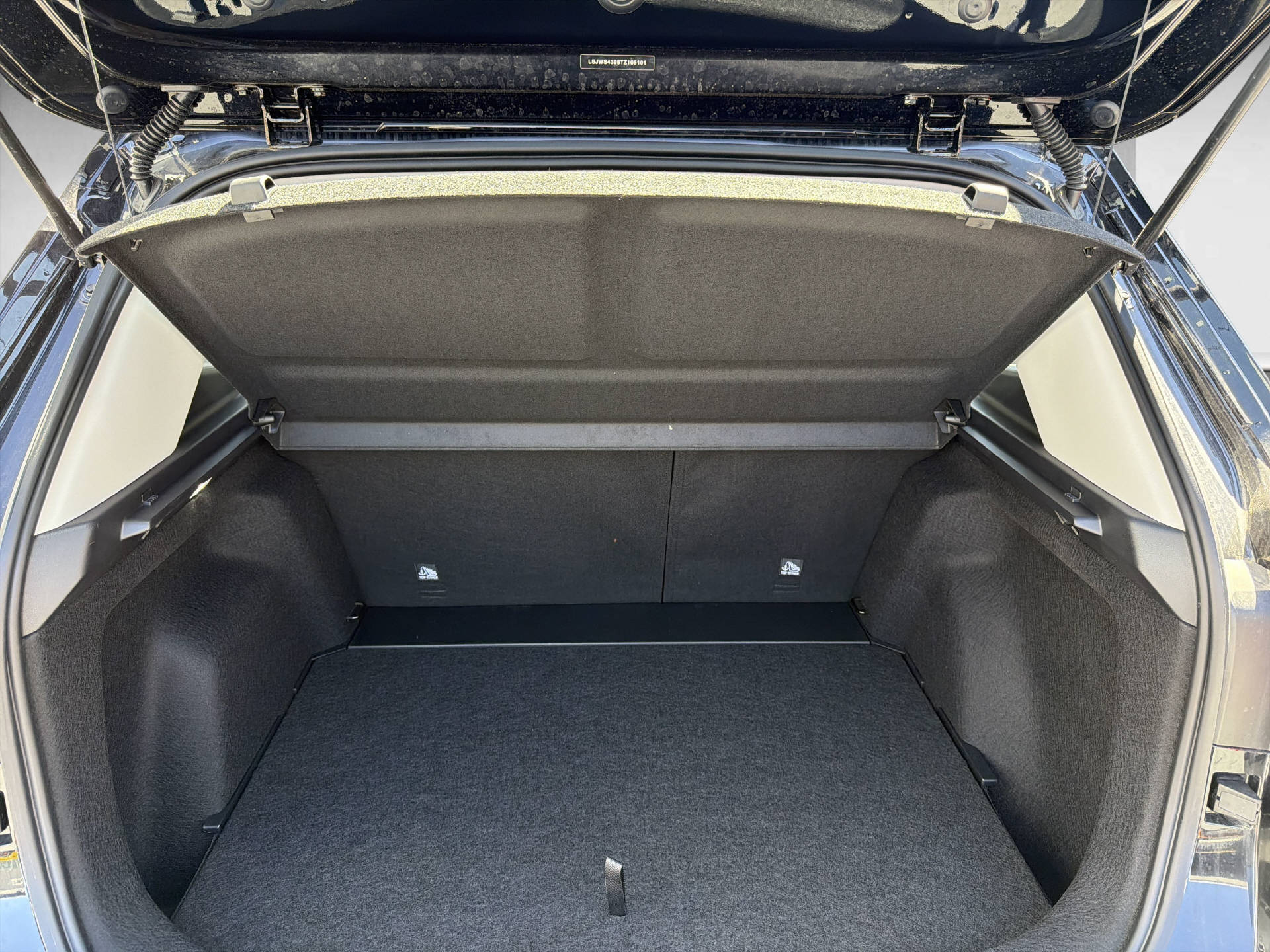 MG ZS 1.5 Hybrid+ Standard-showroom-element-1