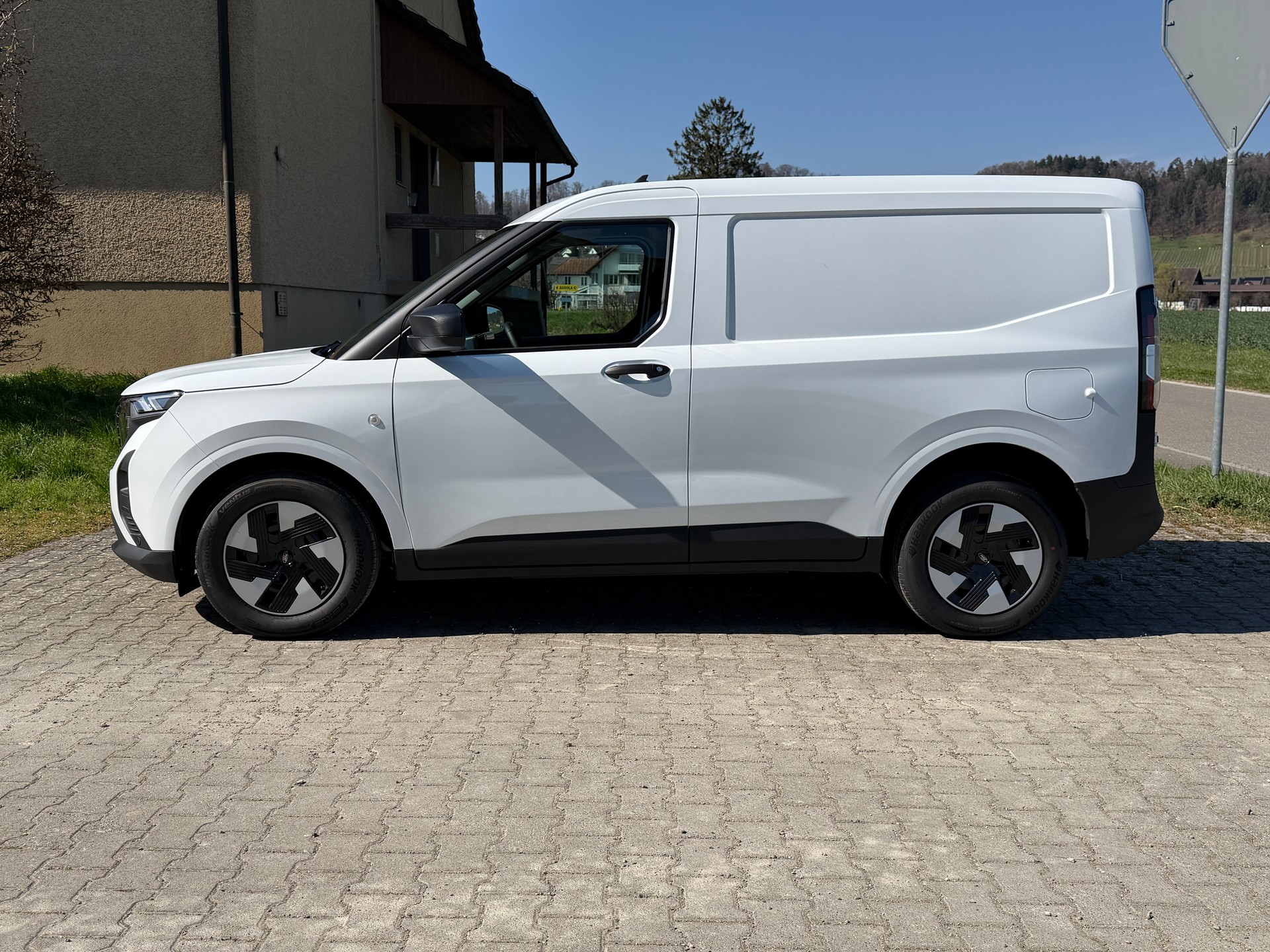 FORD E-Transit ⚡ Courier Van Trend 5 J. Garantie-image-6