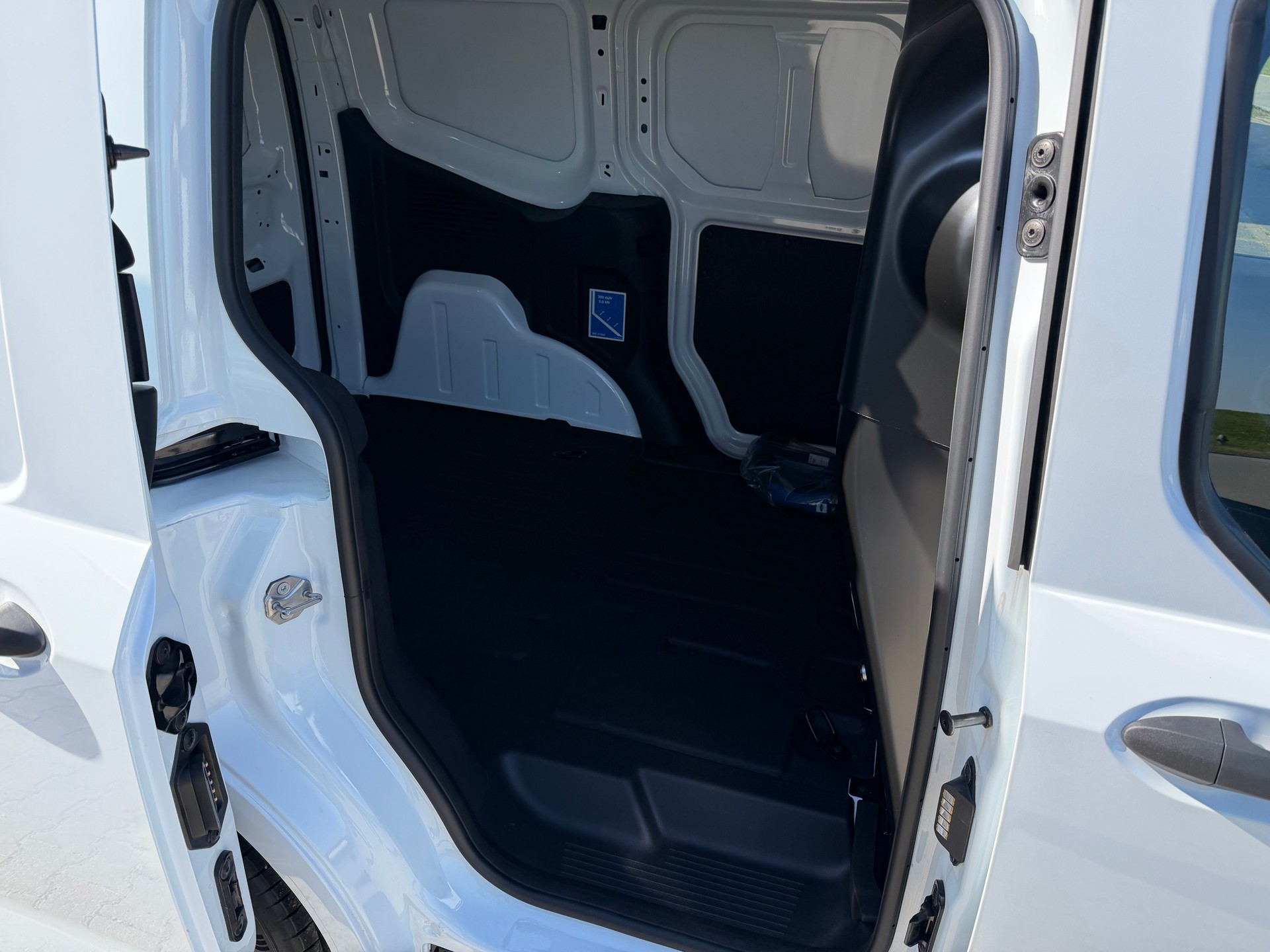 FORD E-Transit ⚡ Courier Van Trend 5 J. Garantie-image-13