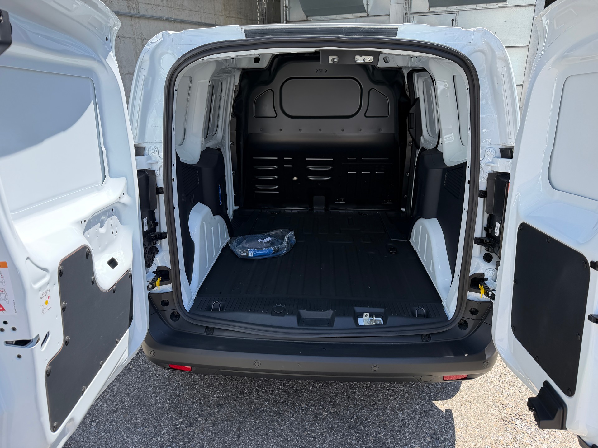 FORD E-Transit ⚡ Courier Van Trend 5 J. Garantie-image-8