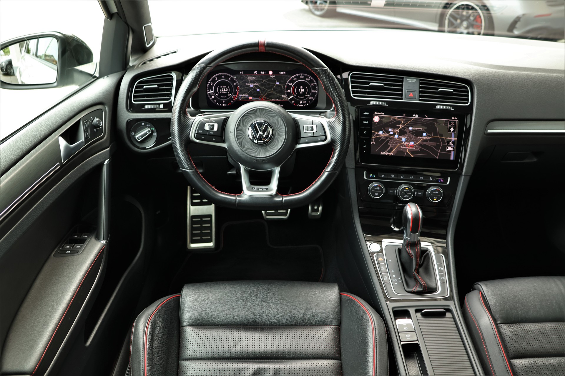 VW Golf 2.0 TSI GTI TCR DSG (CH)-image-13
