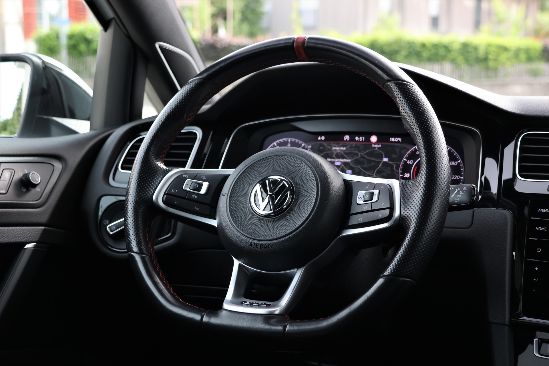 VW Golf 2.0 TSI GTI TCR DSG (CH)-image-14