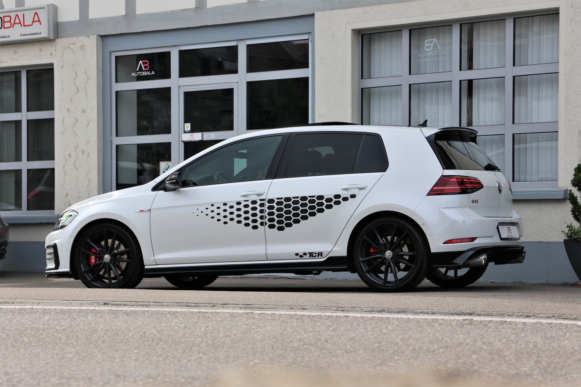 VW Golf 2.0 TSI GTI TCR DSG (CH)-image-3