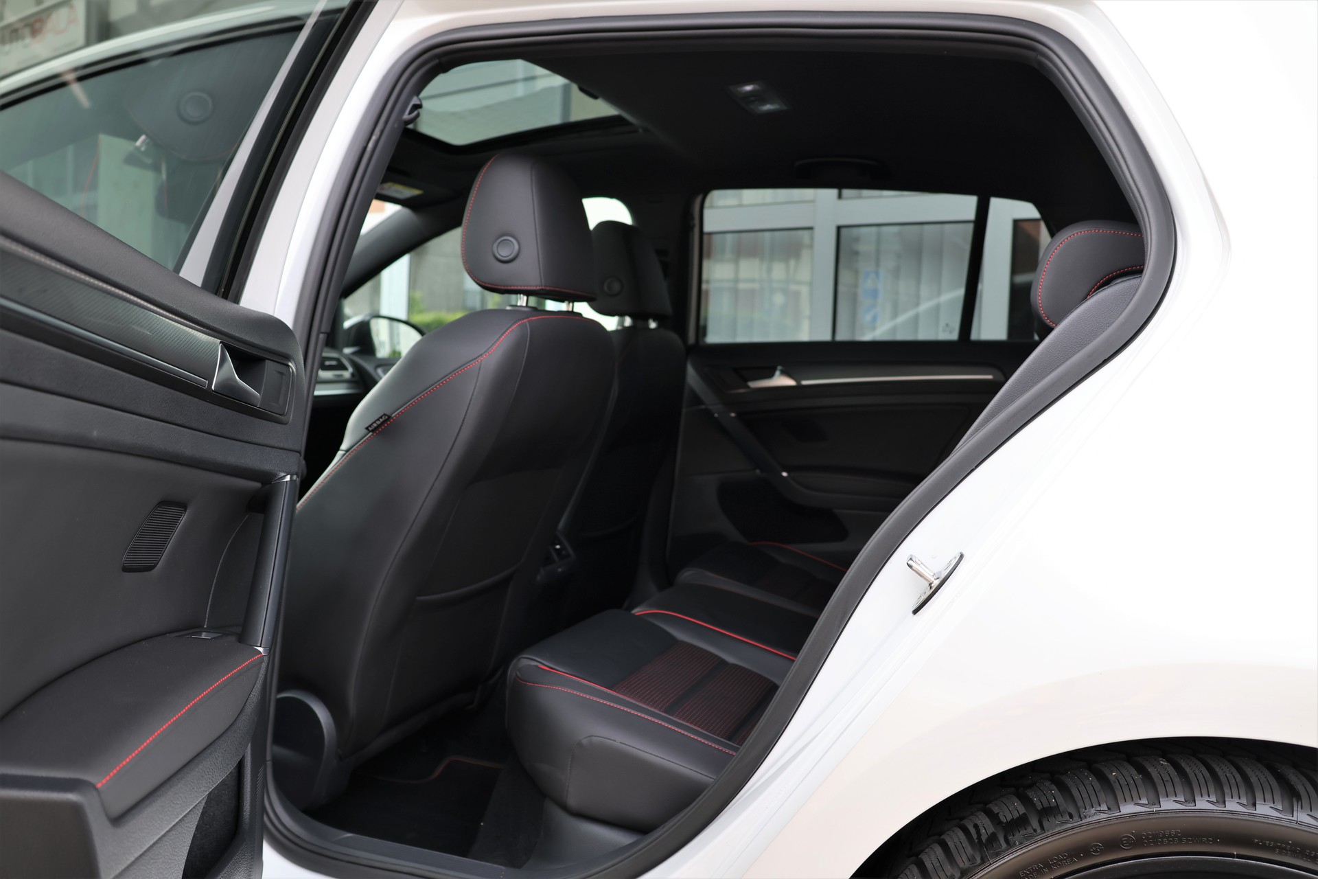 VW Golf 2.0 TSI GTI TCR DSG (CH)-image-12