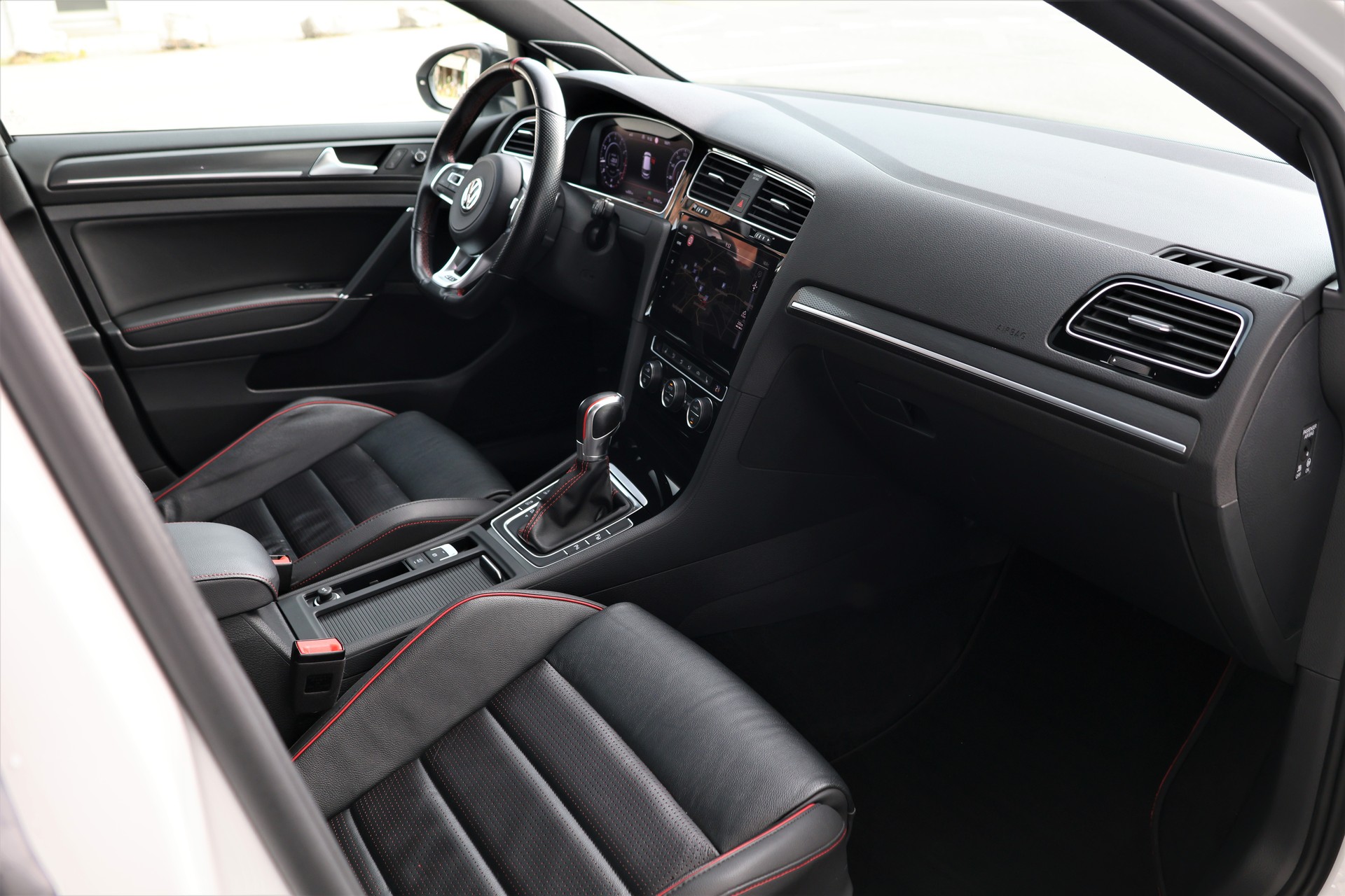 VW Golf 2.0 TSI GTI TCR DSG (CH)-image-18