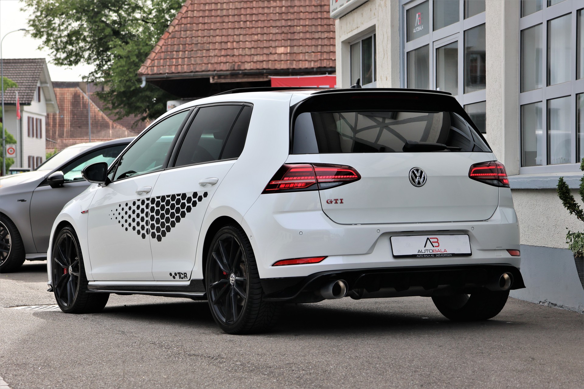 VW Golf 2.0 TSI GTI TCR DSG (CH)-image-2
