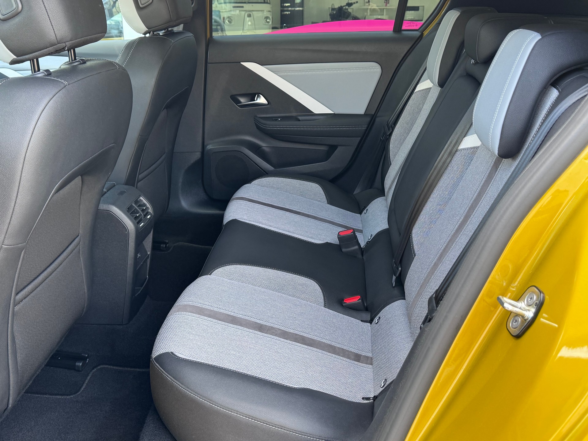 OPEL Astra 1.6 PHEV Turbo Swiss Plus A+LED Scheinwerfer+Navigation+Rückfahrkamera+Bluetooth+Keyless+AHK mit 1'450 kg+-image-9