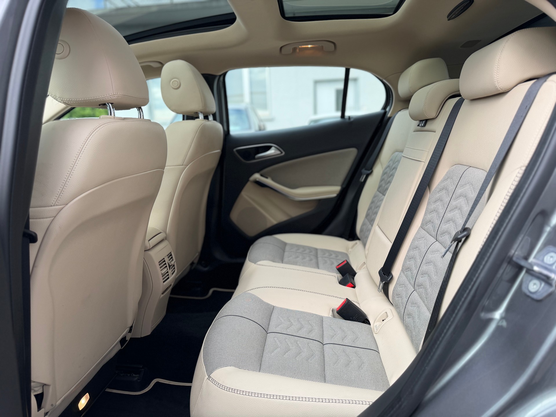 MERCEDES-BENZ GLA 220 Style 4Matic 7G-DCT-image-10