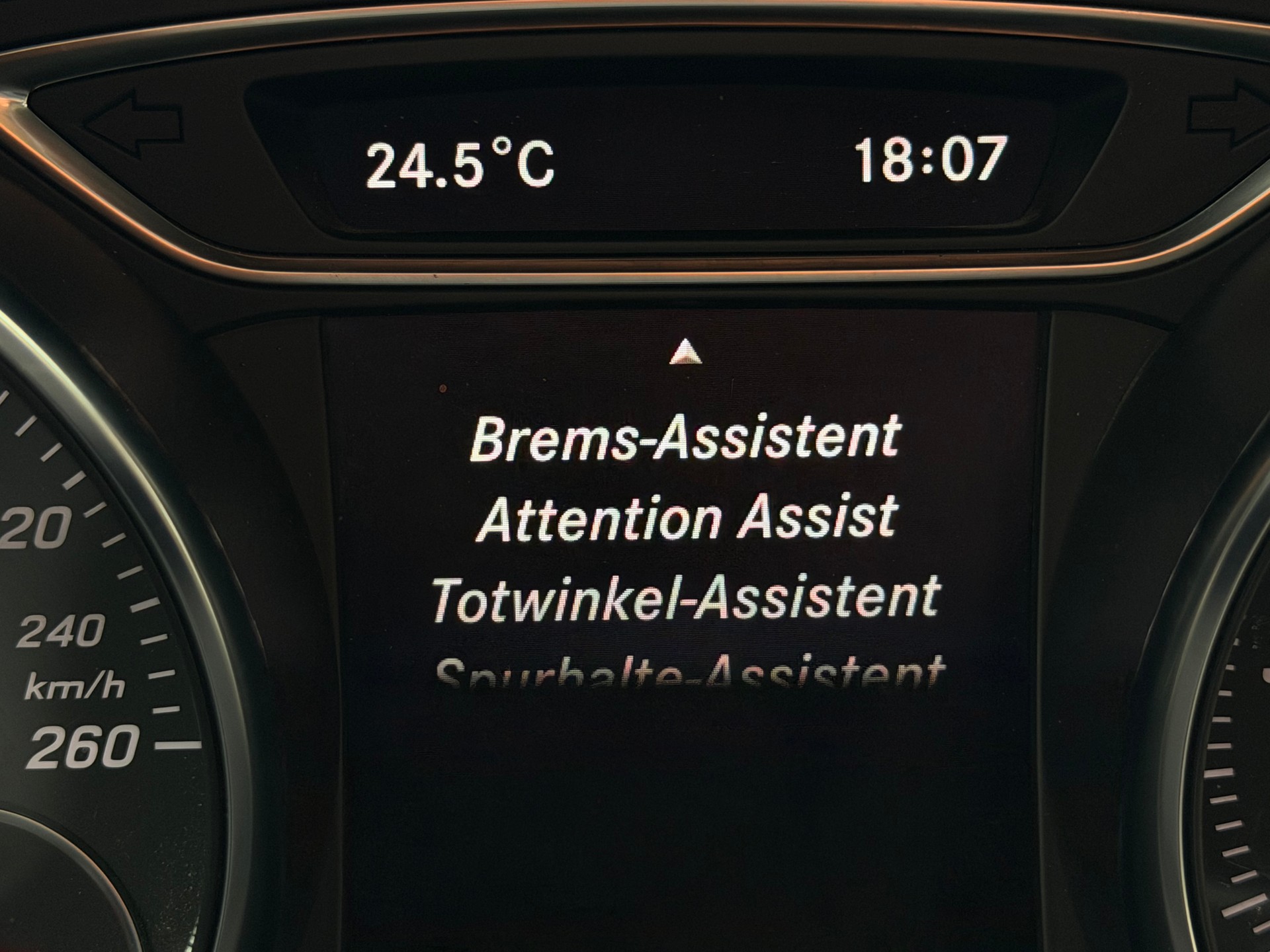 MERCEDES-BENZ GLA 220 Style 4Matic 7G-DCT-image-21