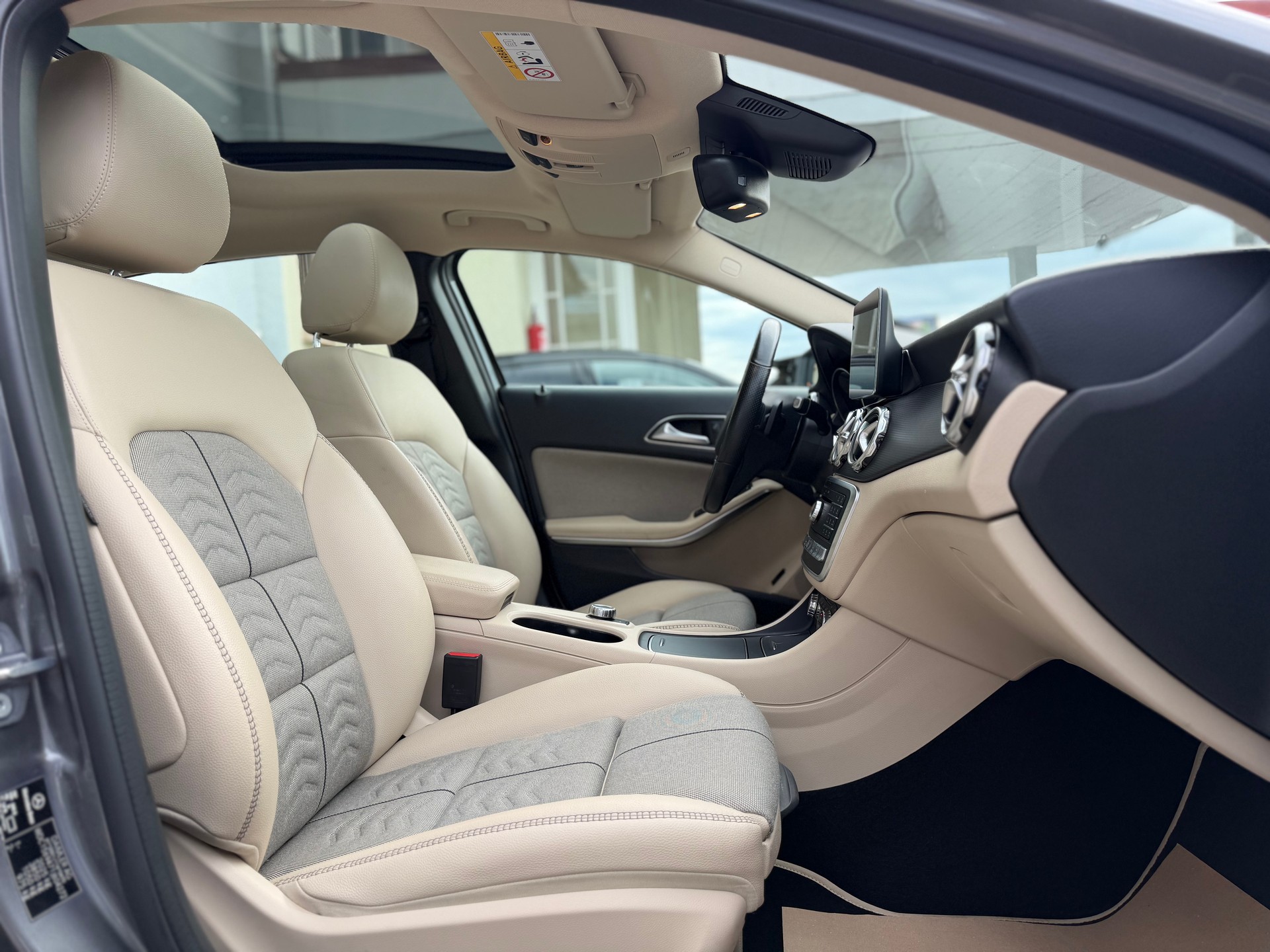MERCEDES-BENZ GLA 220 Style 4Matic 7G-DCT-image-13