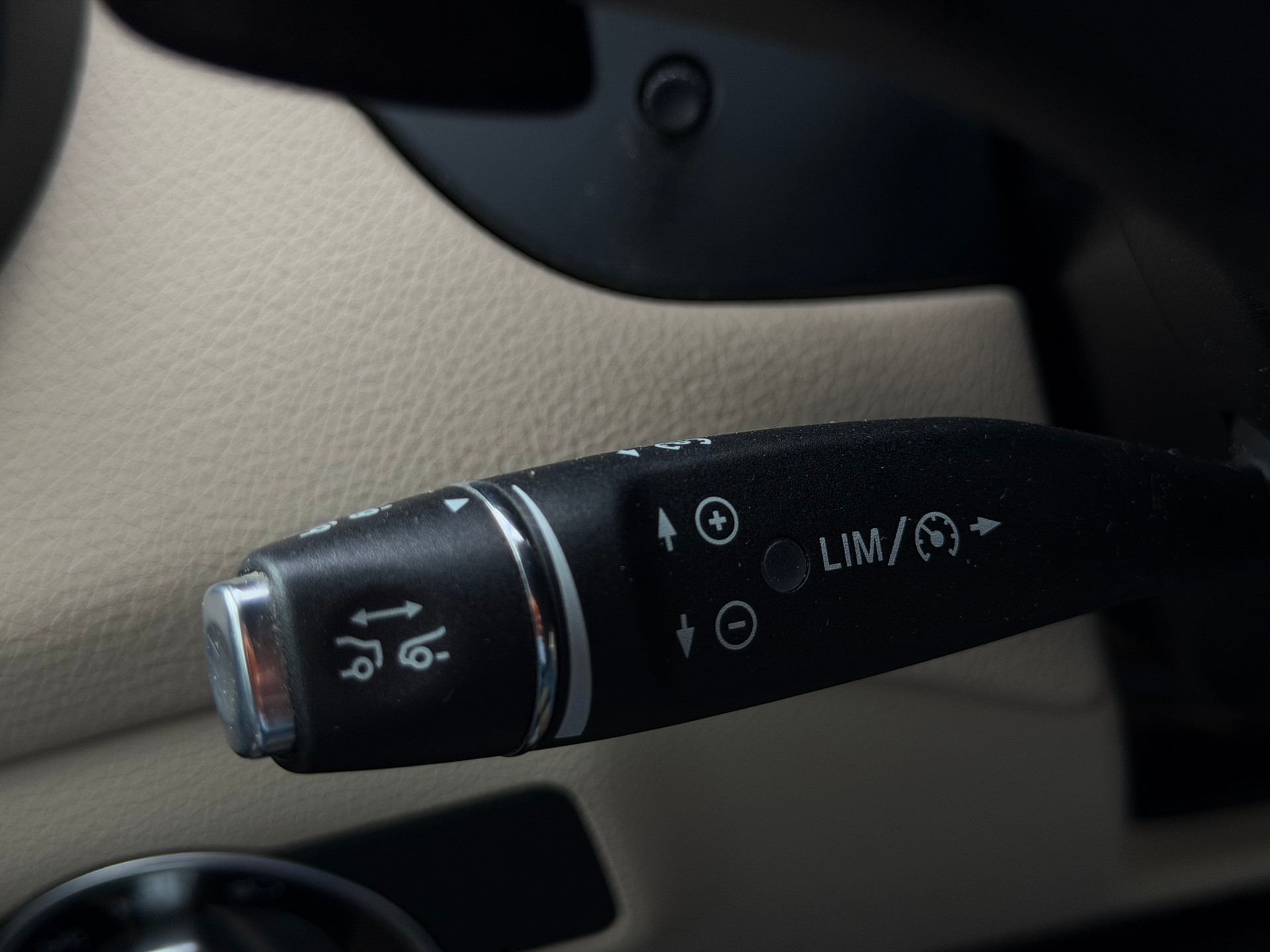 MERCEDES-BENZ GLA 220 Style 4Matic 7G-DCT-image-19