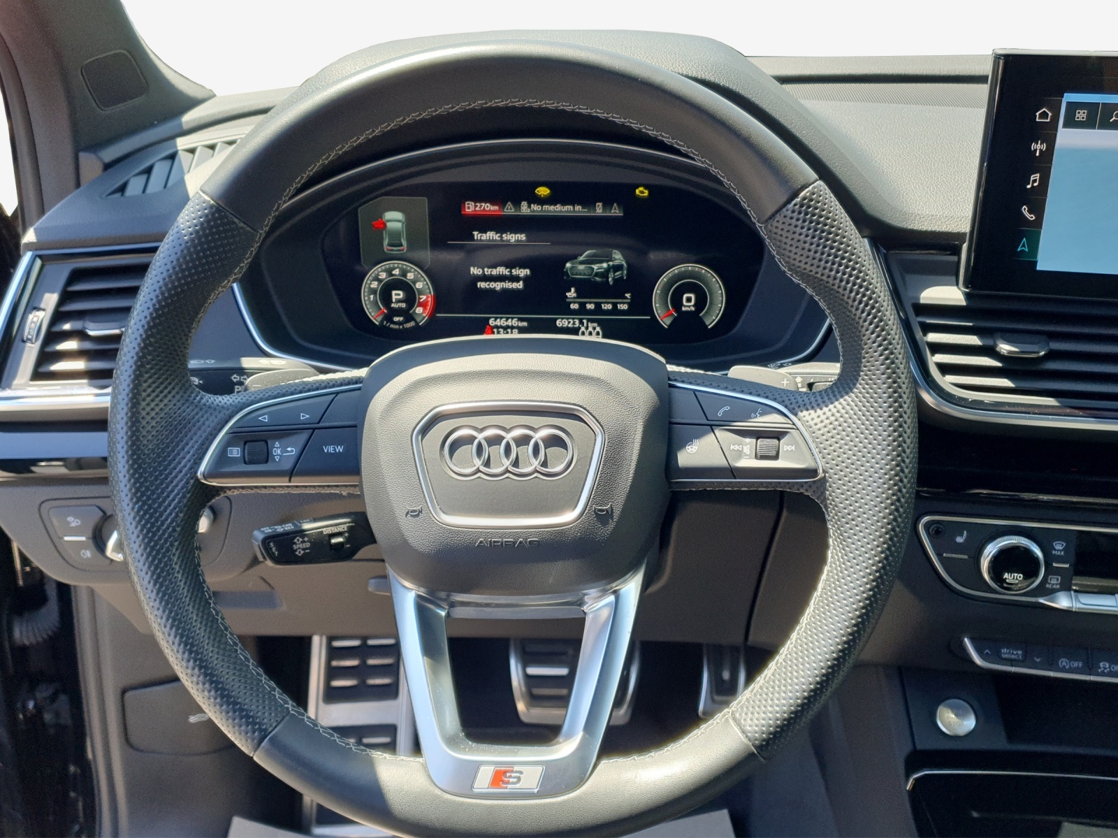 AUDI Q5 45 TFSI Black Edition quattro S-tronic-image-9