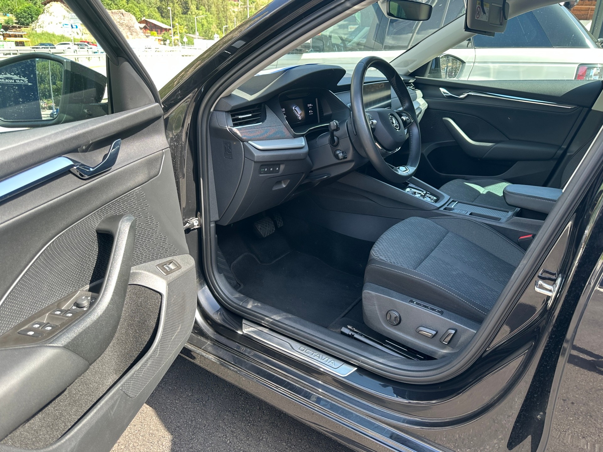 SKODA Octavia Combi 2.0 TSI Style DSG 4x4-image-9