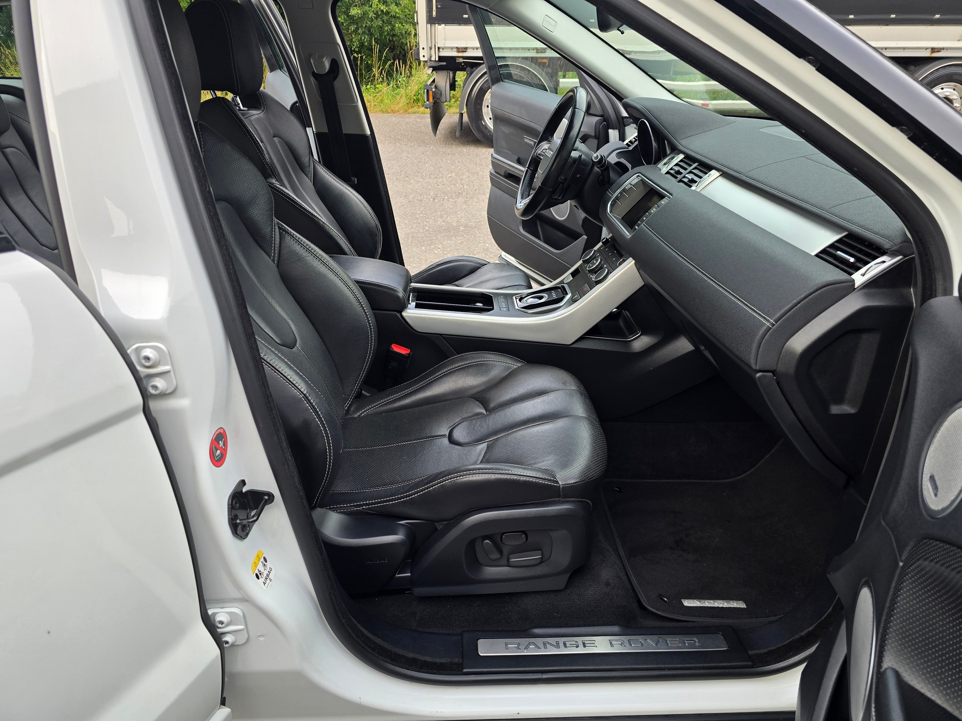 LAND ROVER Range Rover Evoque 2.2 SD4 Pure AT6-image-14
