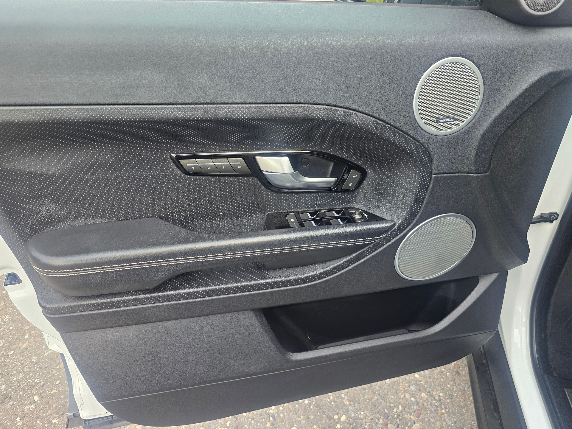 LAND ROVER Range Rover Evoque 2.2 SD4 Pure AT6-image-12