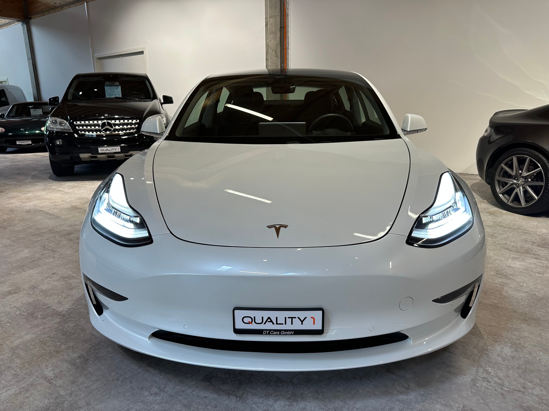 TESLA Model 3 Long Range Dual Motor AWD/Inkl. AHK abnehmbar(1000 kg Zuglast)-showroom-element-1