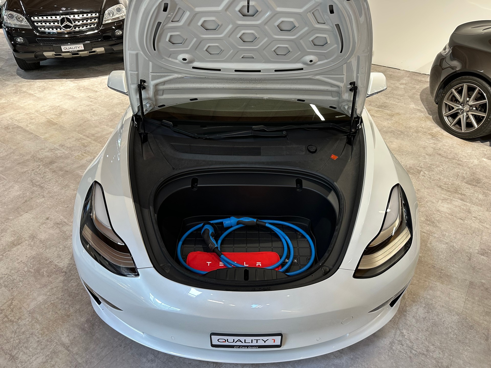 TESLA Model 3 Long Range Dual Motor AWD/Inkl. AHK abnehmbar(1000 kg Zuglast)-showroom-element-2