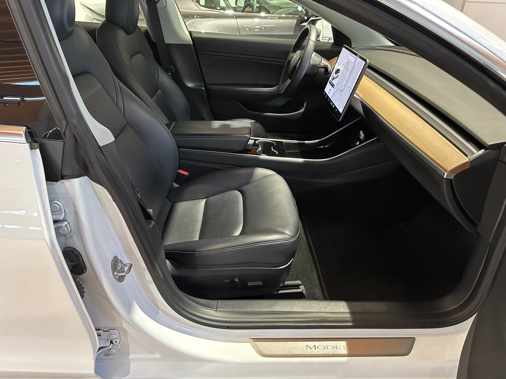 TESLA Model 3 Long Range Dual Motor AWD/Inkl. AHK abnehmbar(1000 kg Zuglast)-image-14