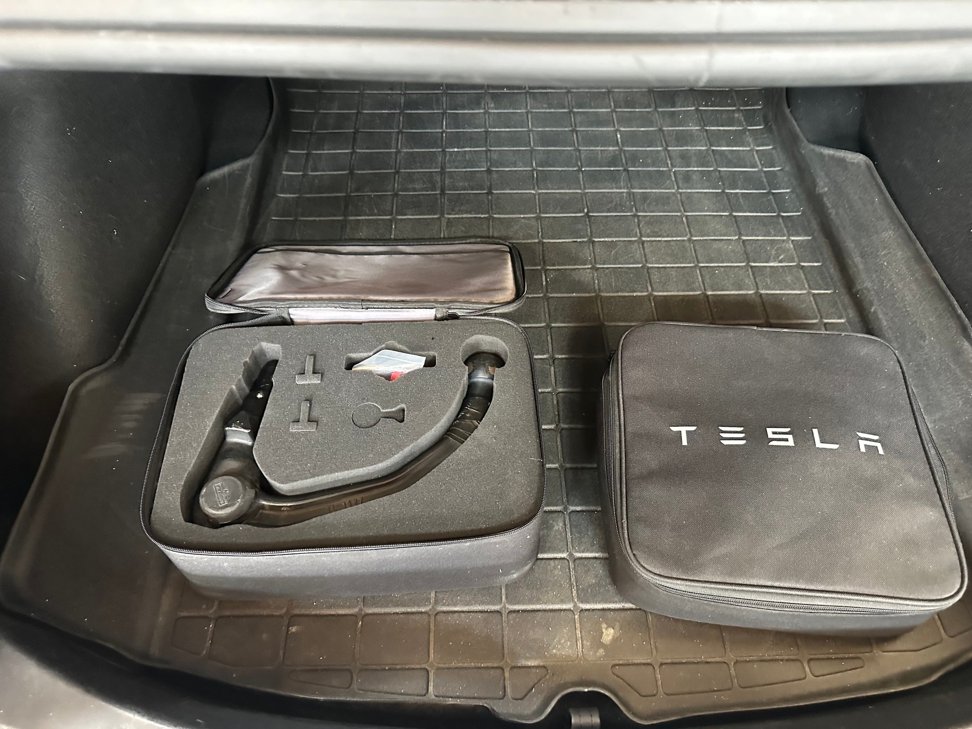 TESLA Model 3 Long Range Dual Motor AWD/Inkl. AHK abnehmbar(1000 kg Zuglast)-showroom-element-3