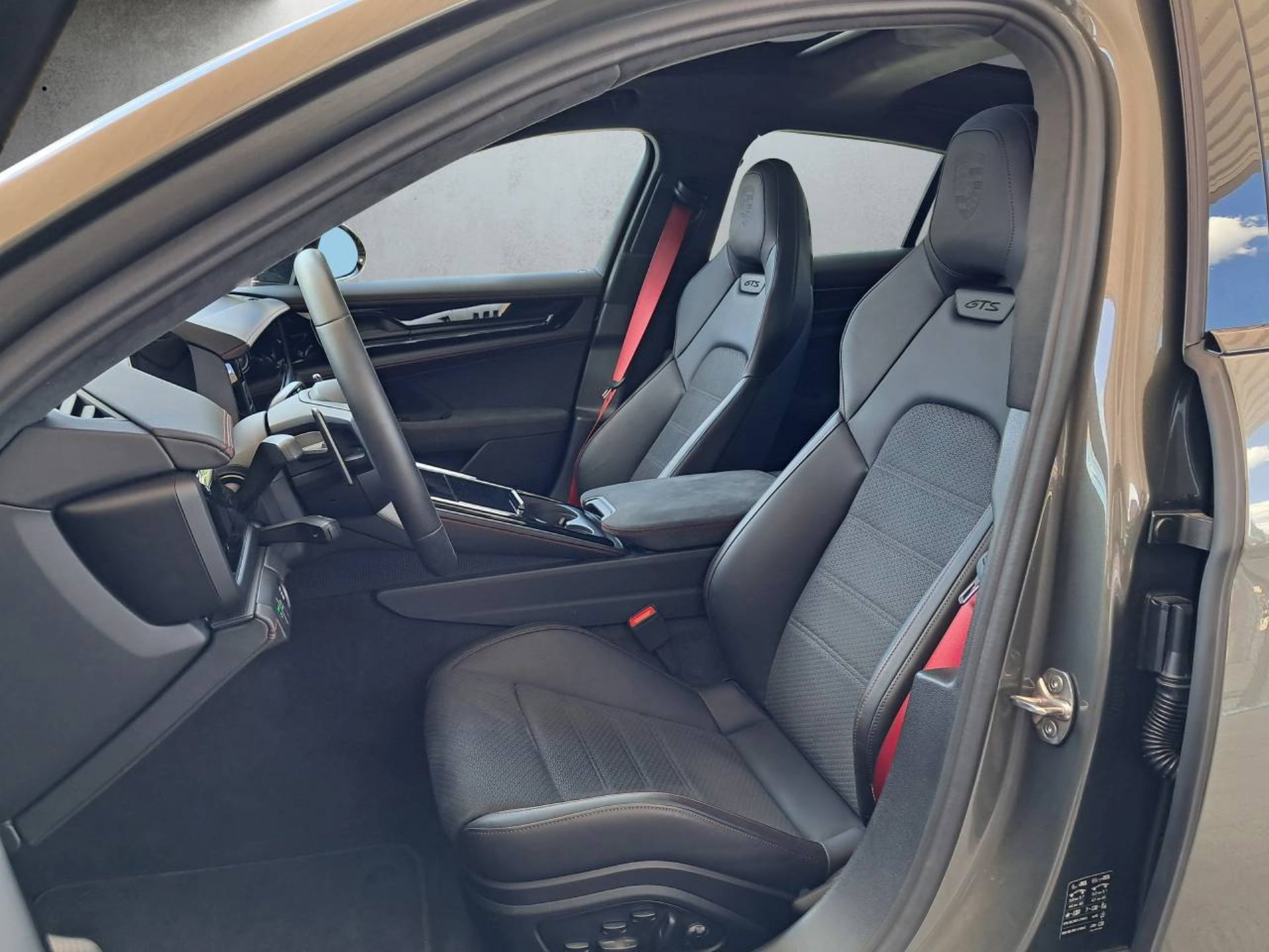 PORSCHE Panamera GTS-image-4