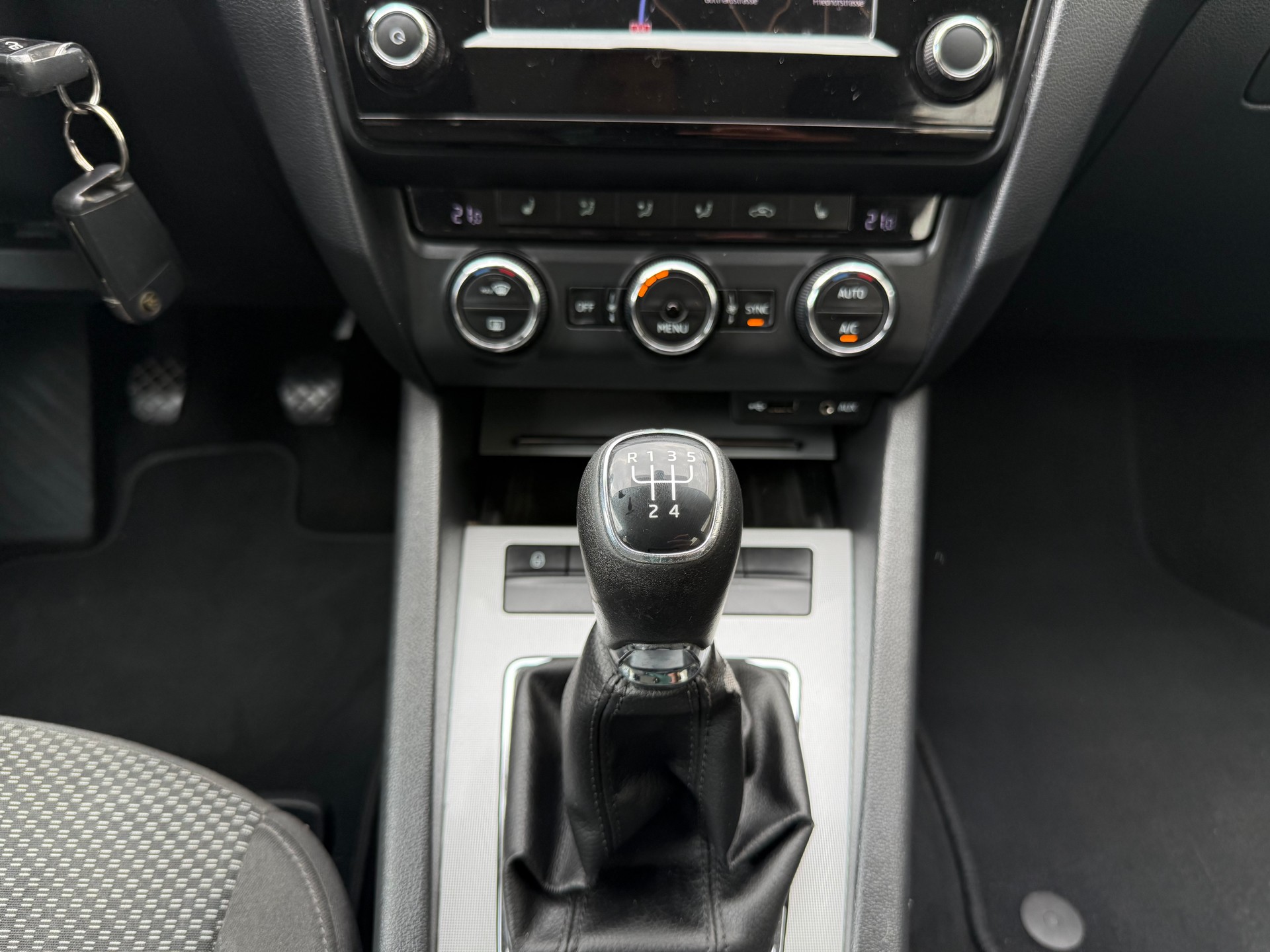 SKODA Octavia Combi 1.6 TDI Ambition-image-17