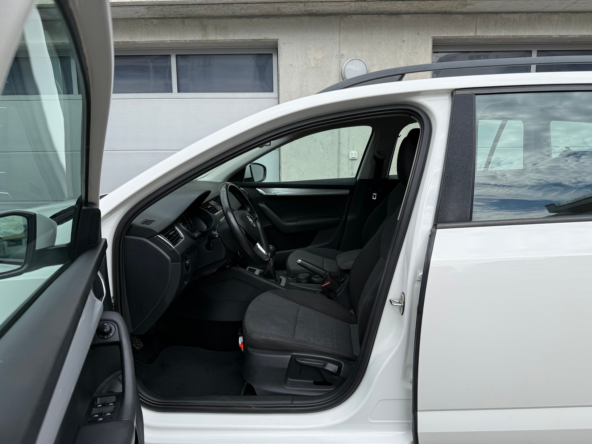SKODA Octavia Combi 1.6 TDI Ambition-image-9