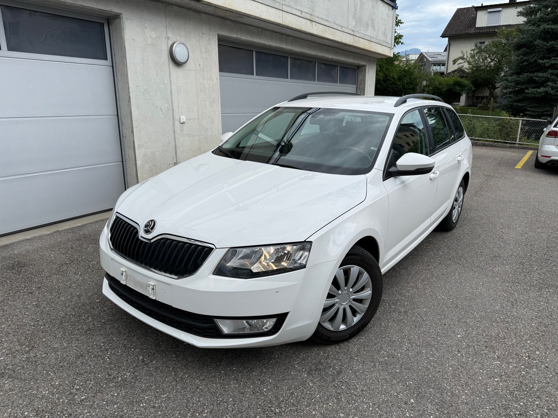 SKODA Octavia Combi 1.6 TDI Ambition-image-0