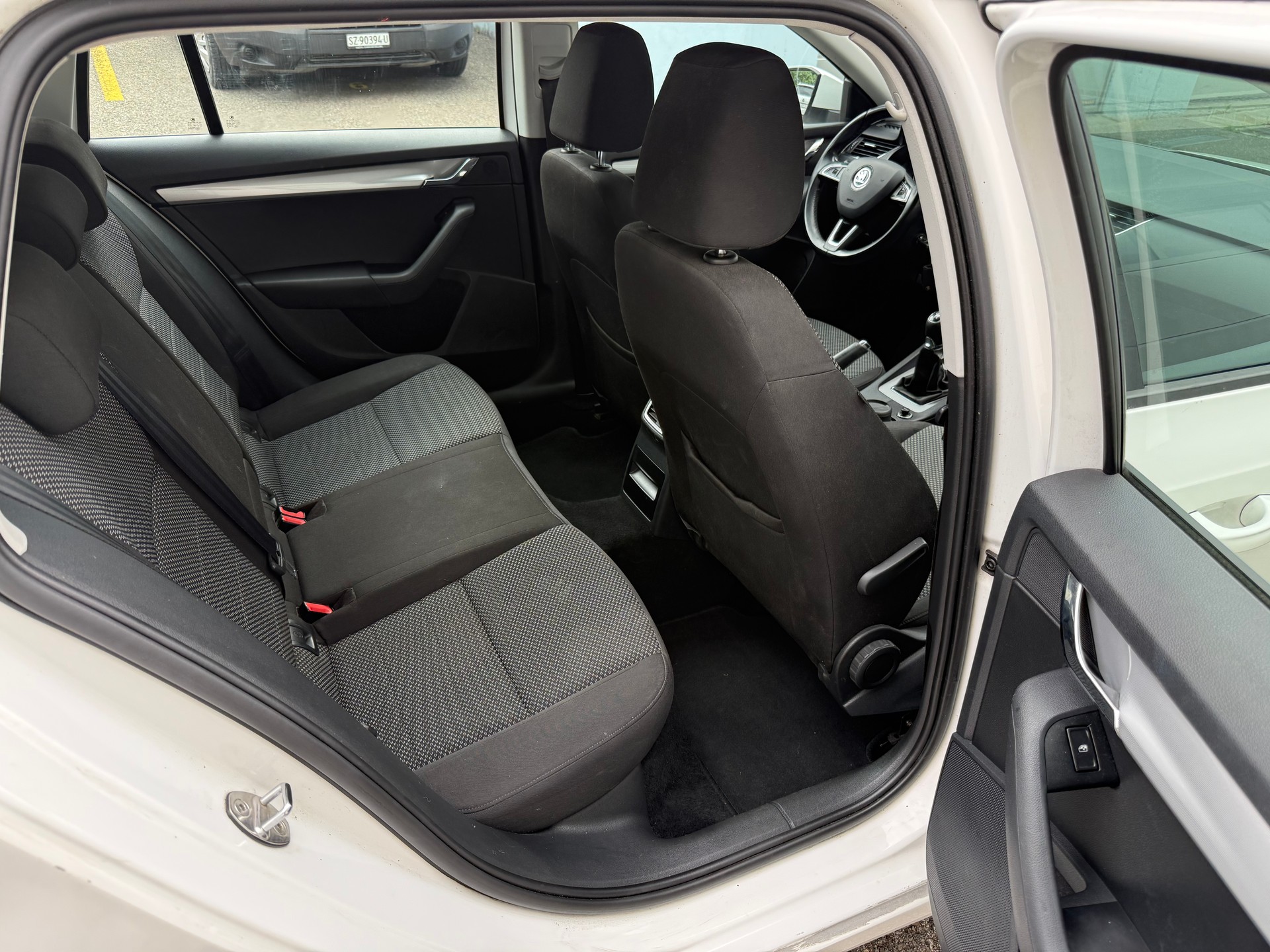 SKODA Octavia Combi 1.6 TDI Ambition-image-22