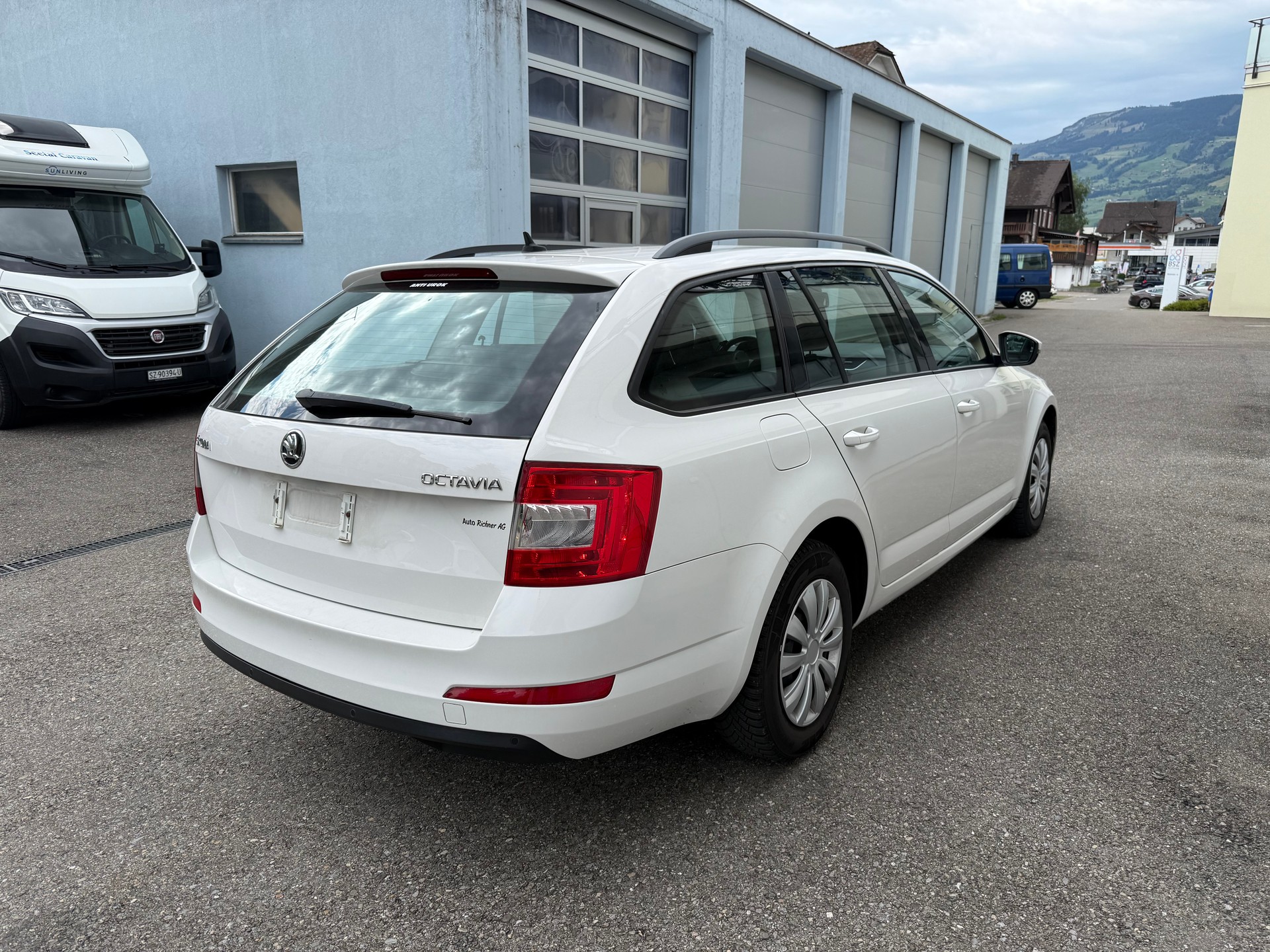 SKODA Octavia Combi 1.6 TDI Ambition-image-3